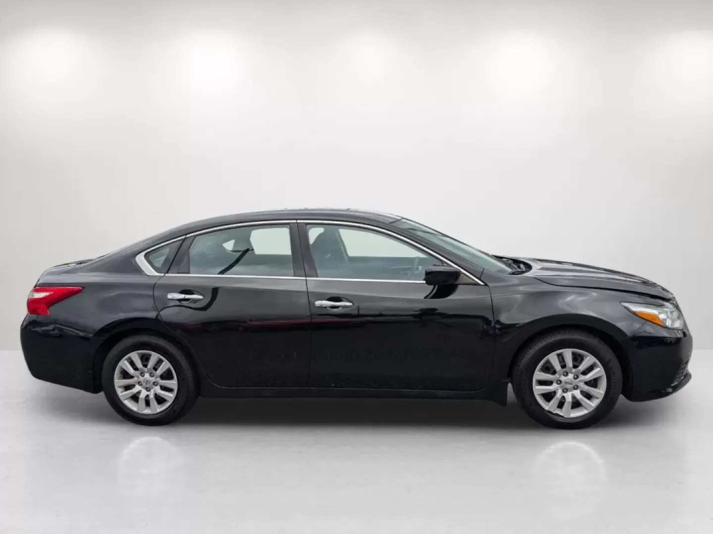 2017 /Charcoal Nissan Altima 2.5 S (1N4AL3AP1HC) with an Other engine, located at 804 22nd Ave, Phenix City, AL, 36870, (334) 297-1860, 32.484749, -85.024475 - ### Unleash Your Daily Adventures with the 2017 Nissan Altima 2.5 S<br /> <br /> Are you ready to elevate your daily commute or weekend adventures? Look no further than the stunning **2017 Nissan Altima 2.5 S**, available now at **Gils Auto** in **Phenix City, AL**. This sleek, sophisticated sedan i - Photo#3