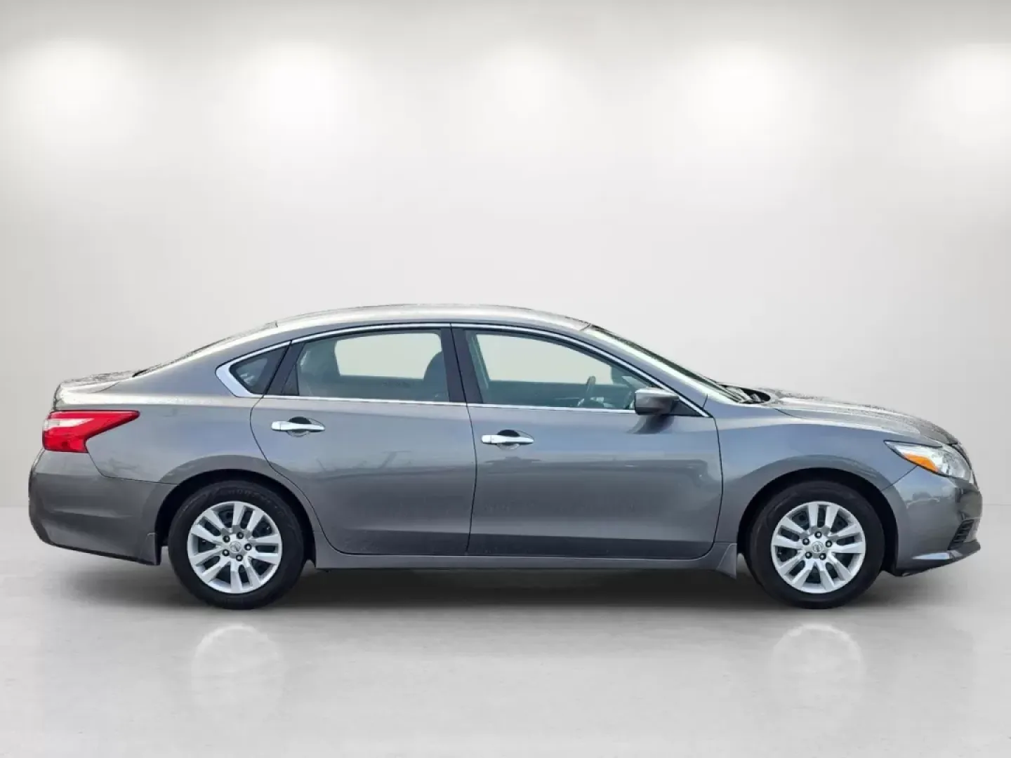 2017 /Charcoal Nissan Altima 2.5 S (1N4AL3AP8HN) with an Other engine, located at 3959 U.S. 80 W, Phenix City, AL, 36870, (334) 297-4885, 32.469296, -85.135185 - Looking for a reliable sedan that meets your busy lifestyle? The 2017 Nissan Altima 2.5 S is the perfect blend of comfort, efficiency, and modern convenience, making it an ideal choice for budget-conscious buyers, commuters, or families on the go. With its sleek Gun Metallic exterior and spacious ch - Photo#4