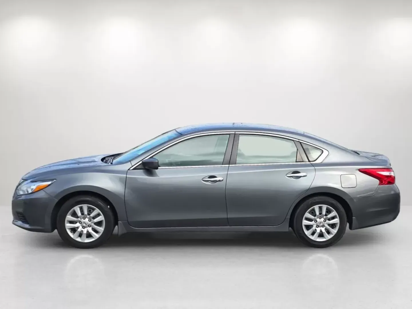 2017 /Charcoal Nissan Altima 2.5 S (1N4AL3AP8HN) with an Other engine, located at 3959 U.S. 80 W, Phenix City, AL, 36870, (334) 297-4885, 32.469296, -85.135185 - Looking for a reliable sedan that meets your busy lifestyle? The 2017 Nissan Altima 2.5 S is the perfect blend of comfort, efficiency, and modern convenience, making it an ideal choice for budget-conscious buyers, commuters, or families on the go. With its sleek Gun Metallic exterior and spacious ch - Photo#8