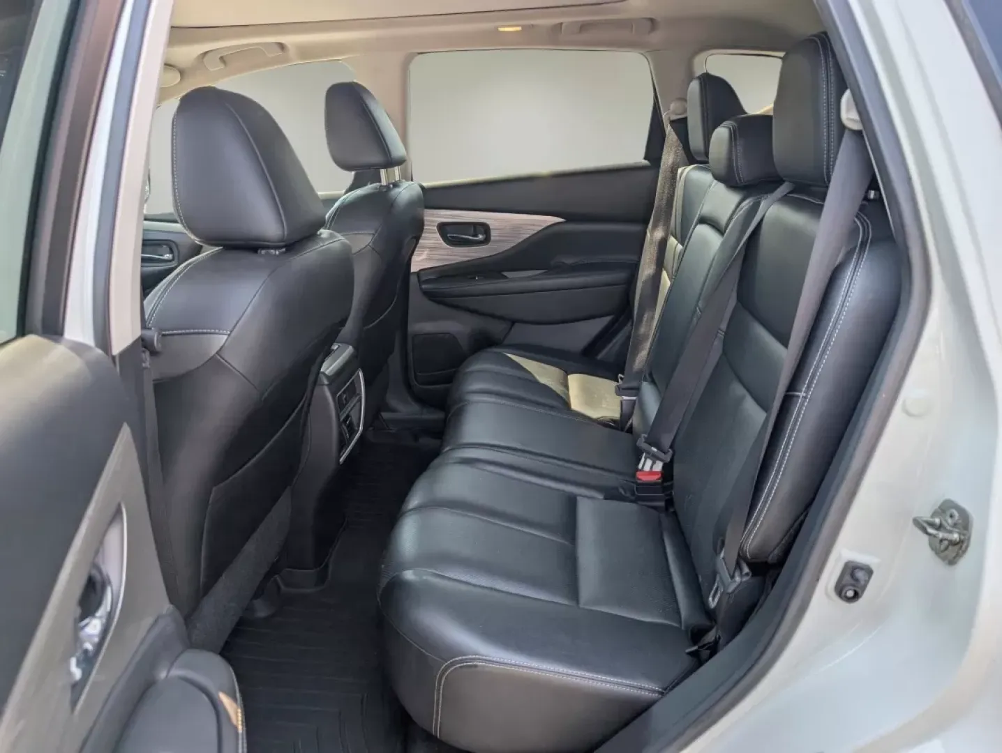 2017 /Graphite Nissan Murano SL (5N1AZ2MH1HN) with an Other engine, located at 1430 Gateway Drive, Opelika, AL, 36801, (334) 239-0944, 32.637871, -85.409790 - ### Discover the 2017 Nissan Murano SL: Your Ideal Family SUV at Gils Auto, Phenix City, AL!<br /> <br /> Are you in the market for a stylish and versatile SUV that fits seamlessly into your busy lifestyle? Look no further than the 2017 Nissan Murano SL, available now at Gils Auto, a trusted Buy Her - Photo#9