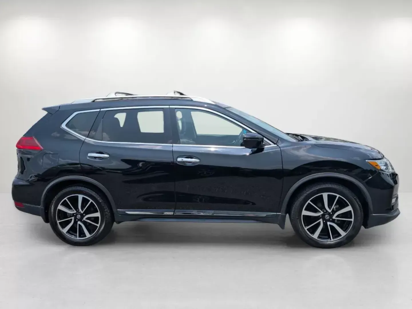 2017 /Charcoal Nissan Rogue SL (5N1AT2MT2HC) with an Regular Unleaded I-4 2.5 L/152 engine, 1-Speed CVT w/OD transmission, located at 3959 U.S. 80 W, Phenix City, AL, 36870, (334) 297-4885, 32.469296, -85.135185 - 2017 Nissan Rogue SL - Photo#3