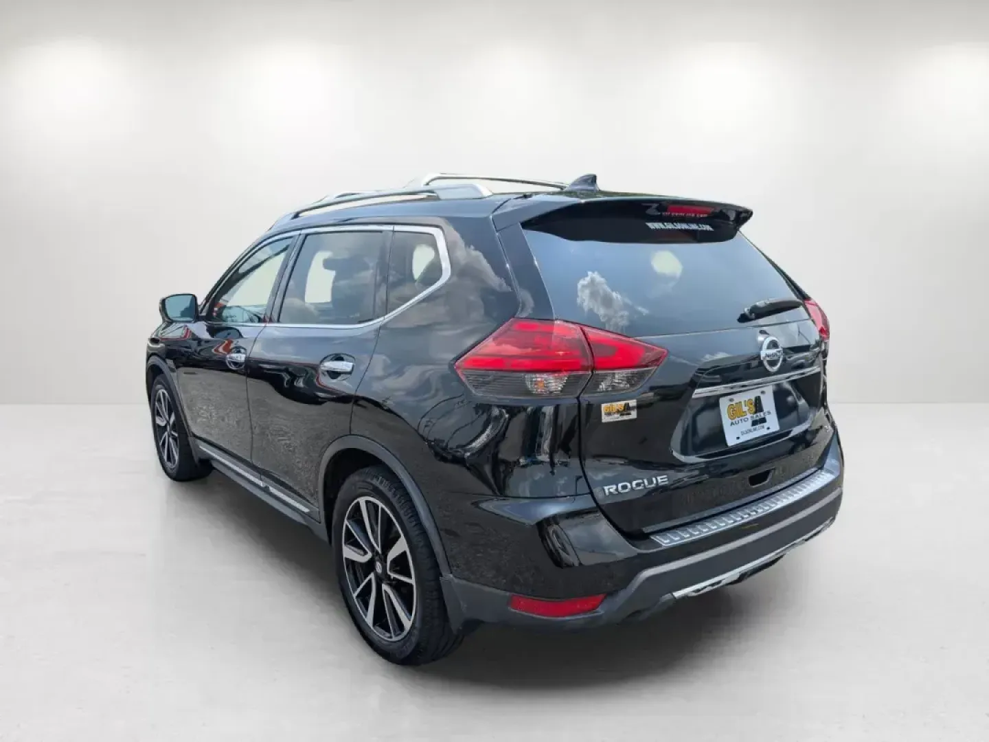 2017 /Charcoal Nissan Rogue SL (5N1AT2MT2HC) with an Regular Unleaded I-4 2.5 L/152 engine, 1-Speed CVT w/OD transmission, located at 3959 U.S. 80 W, Phenix City, AL, 36870, (334) 297-4885, 32.469296, -85.135185 - 2017 Nissan Rogue SL - Photo#5