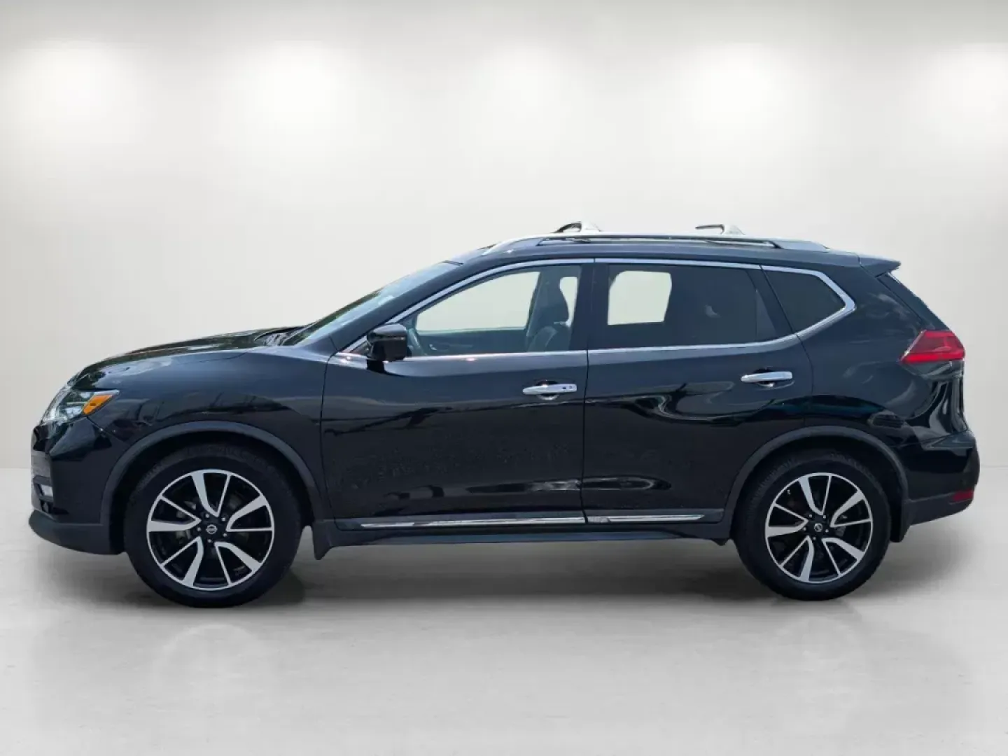 2017 /Charcoal Nissan Rogue SL (5N1AT2MT2HC) with an Regular Unleaded I-4 2.5 L/152 engine, 1-Speed CVT w/OD transmission, located at 3959 U.S. 80 W, Phenix City, AL, 36870, (334) 297-4885, 32.469296, -85.135185 - 2017 Nissan Rogue SL - Photo#6
