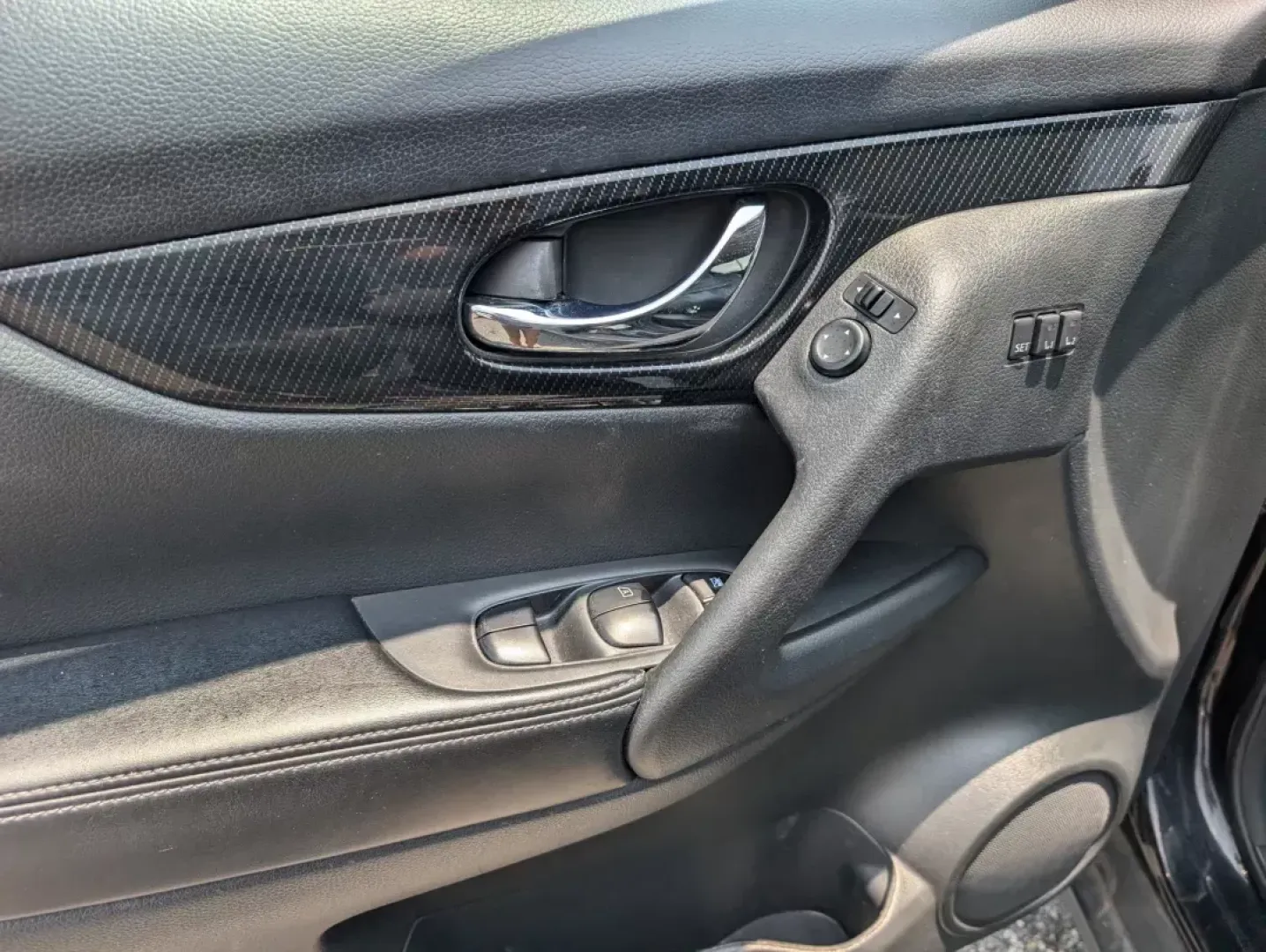 2017 /Charcoal Nissan Rogue SL (5N1AT2MT2HC) with an Regular Unleaded I-4 2.5 L/152 engine, 1-Speed CVT w/OD transmission, located at 3959 U.S. 80 W, Phenix City, AL, 36870, (334) 297-4885, 32.469296, -85.135185 - 2017 Nissan Rogue SL - Photo#7
