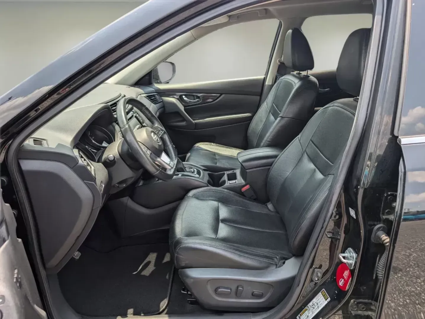2017 /Charcoal Nissan Rogue SL (5N1AT2MT2HC) with an Regular Unleaded I-4 2.5 L/152 engine, 1-Speed CVT w/OD transmission, located at 3959 U.S. 80 W, Phenix City, AL, 36870, (334) 297-4885, 32.469296, -85.135185 - 2017 Nissan Rogue SL - Photo#8