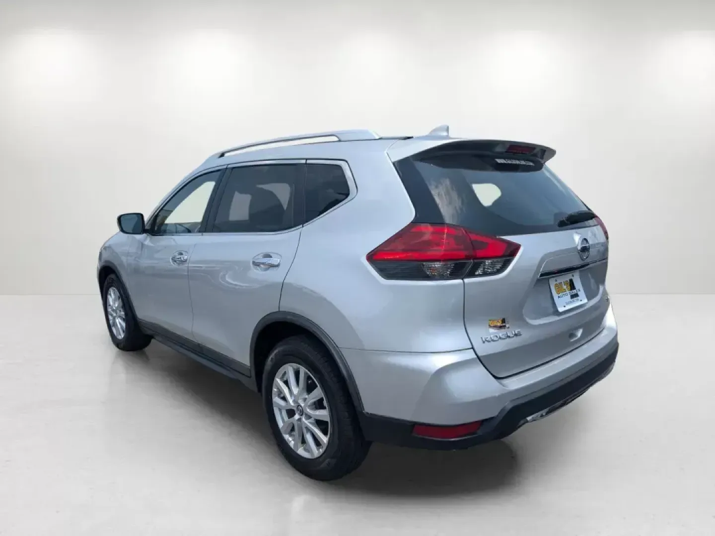 2017 /Charcoal Nissan Rogue SV (KNMAT2MT9HP) with an Regular Unleaded I-4 2.5 L/152 engine, 1-Speed CVT w/OD transmission, located at 3959 U.S. 80 W, Phenix City, AL, 36870, (334) 297-4885, 32.469296, -85.135185 - 2017 Nissan Rogue SV - Photo#6