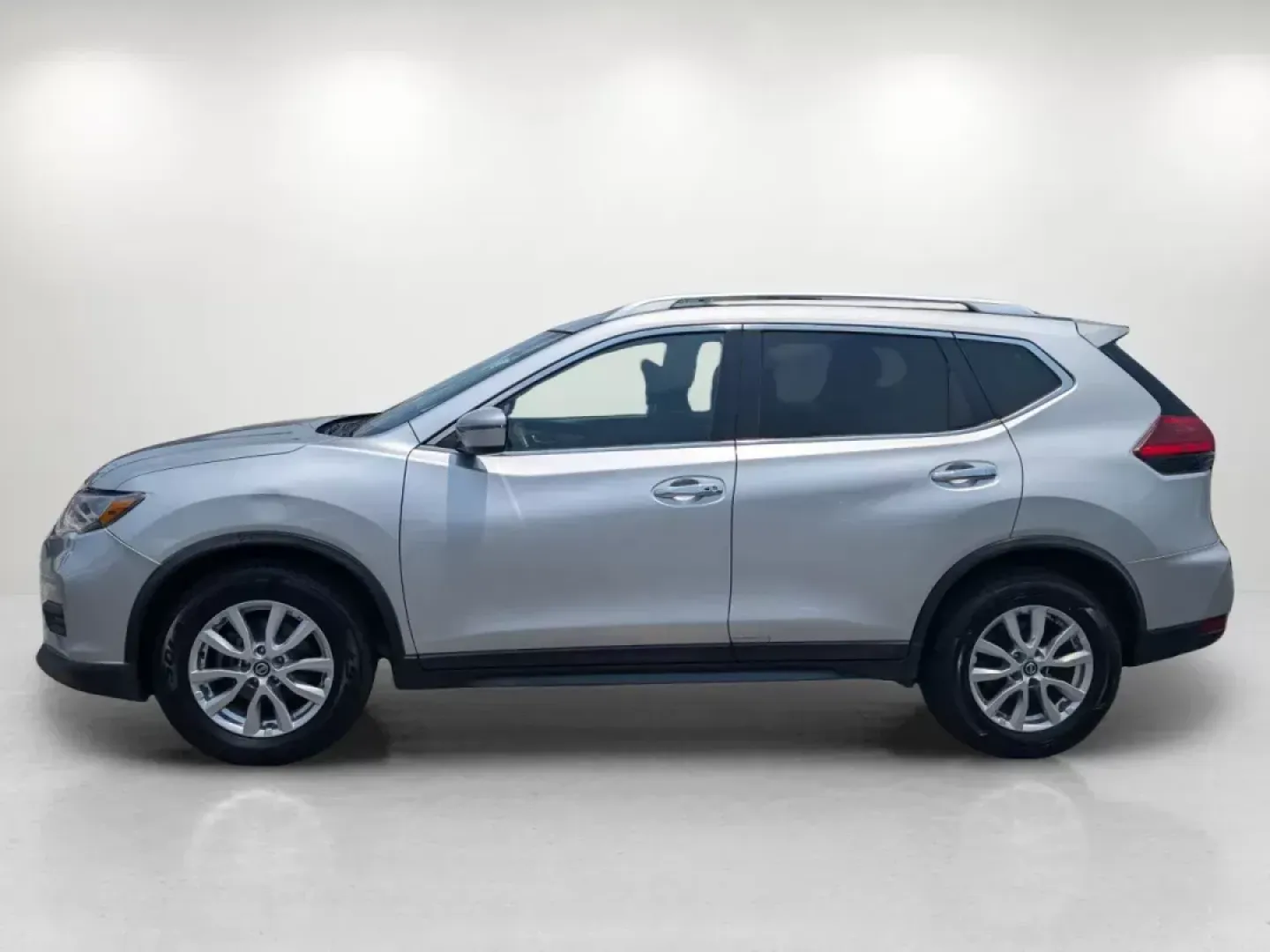 2017 /Charcoal Nissan Rogue SV (KNMAT2MT9HP) with an Regular Unleaded I-4 2.5 L/152 engine, 1-Speed CVT w/OD transmission, located at 3959 U.S. 80 W, Phenix City, AL, 36870, (334) 297-4885, 32.469296, -85.135185 - 2017 Nissan Rogue SV - Photo#7