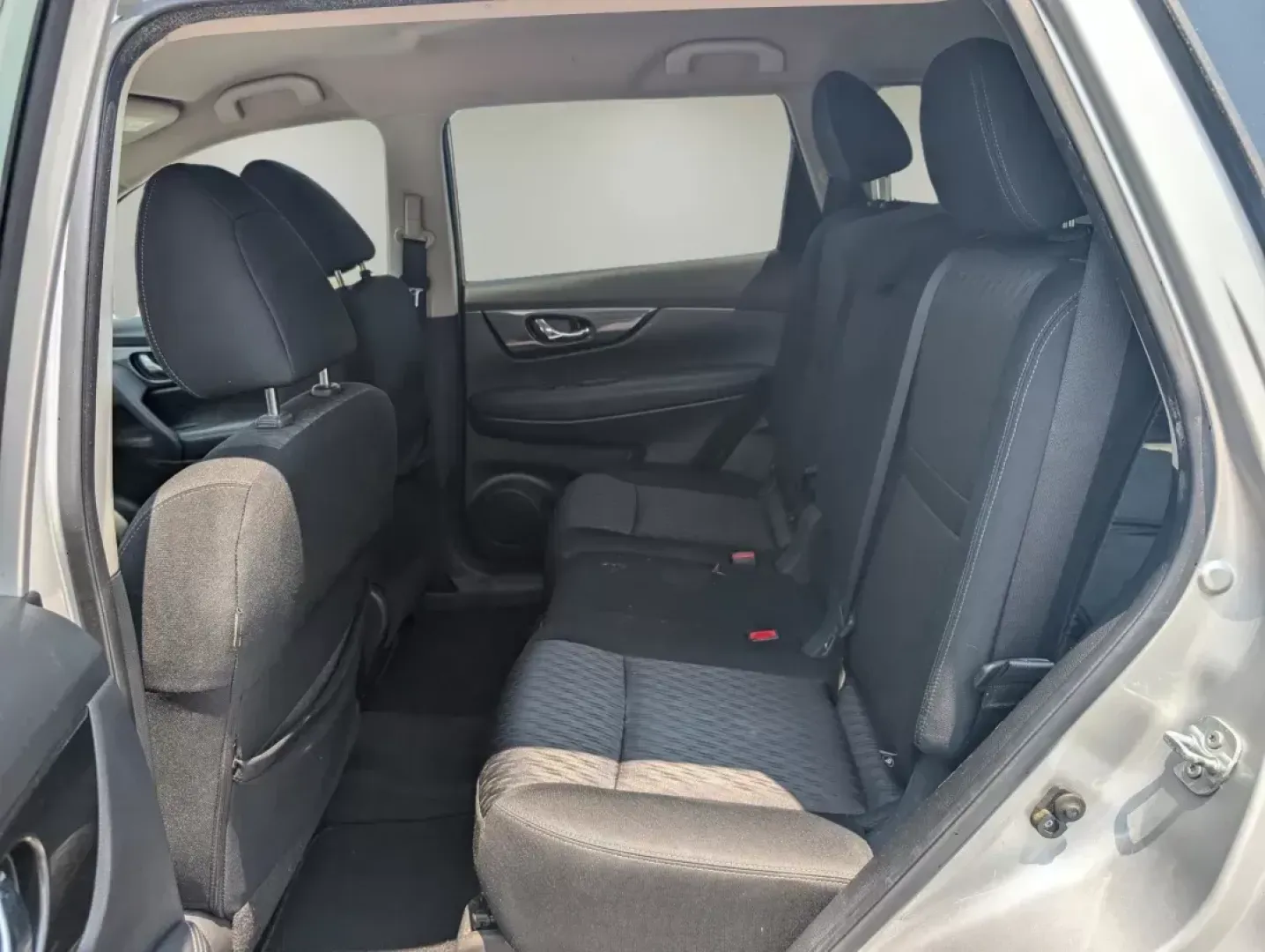 2017 /Charcoal Nissan Rogue SV (KNMAT2MT9HP) with an Regular Unleaded I-4 2.5 L/152 engine, 1-Speed CVT w/OD transmission, located at 3959 U.S. 80 W, Phenix City, AL, 36870, (334) 297-4885, 32.469296, -85.135185 - 2017 Nissan Rogue SV - Photo#10