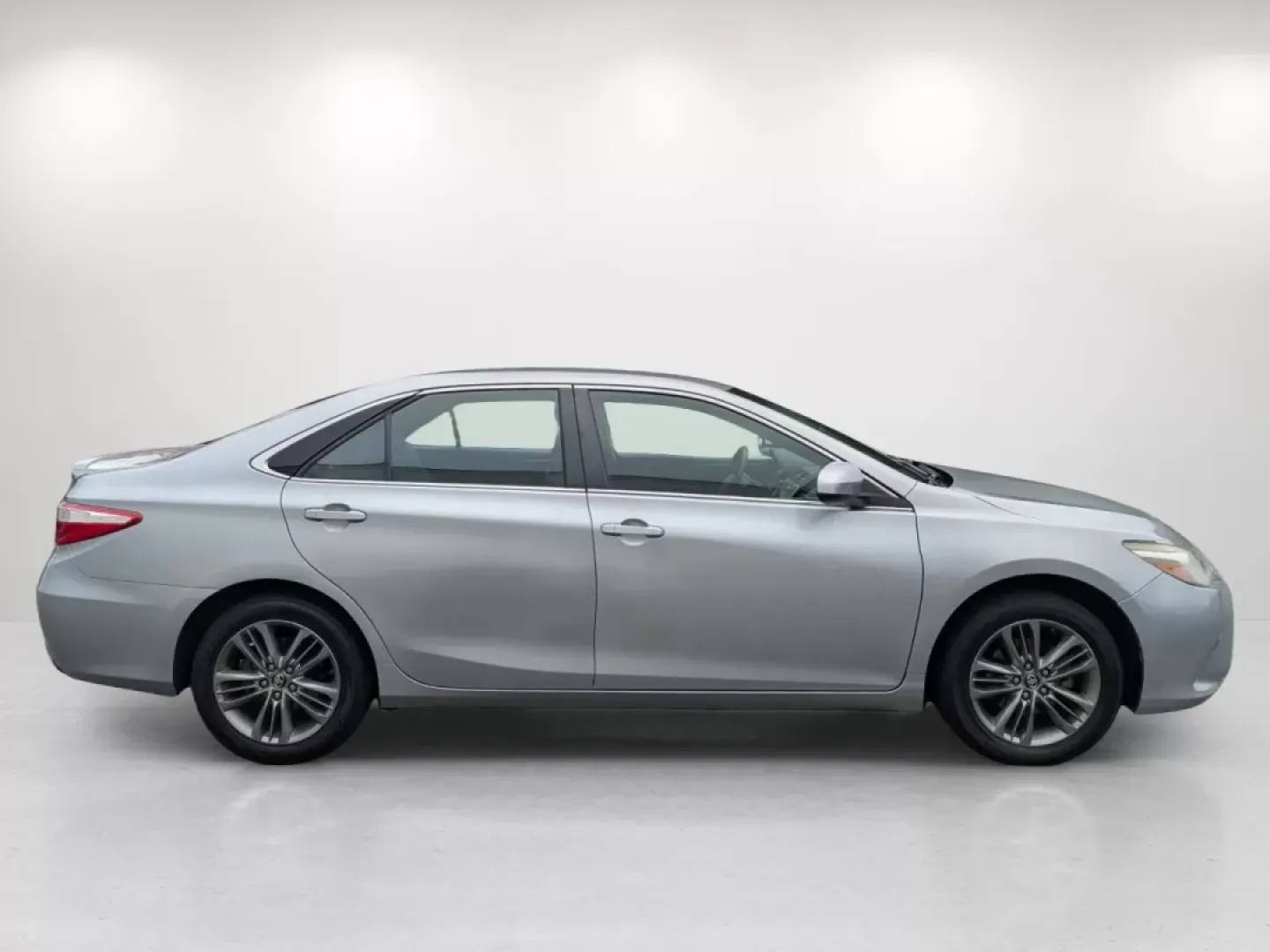 2017 Toyota Camry SE (4T1BF1FK4HU) with an Other engine, located at 1430 Gateway Drive, Opelika, AL, 36801, (334) 239-0944, 32.637871, -85.409790 - If you're looking for a reliable sedan that blends style, comfort, and efficiency, then the 2017 Toyota Camry is your perfect companion for daily commutes, family outings, and weekend adventures. This versatile vehicle is ideal for budget-conscious buyers and those seeking a dependable ride, and it' - Photo#3