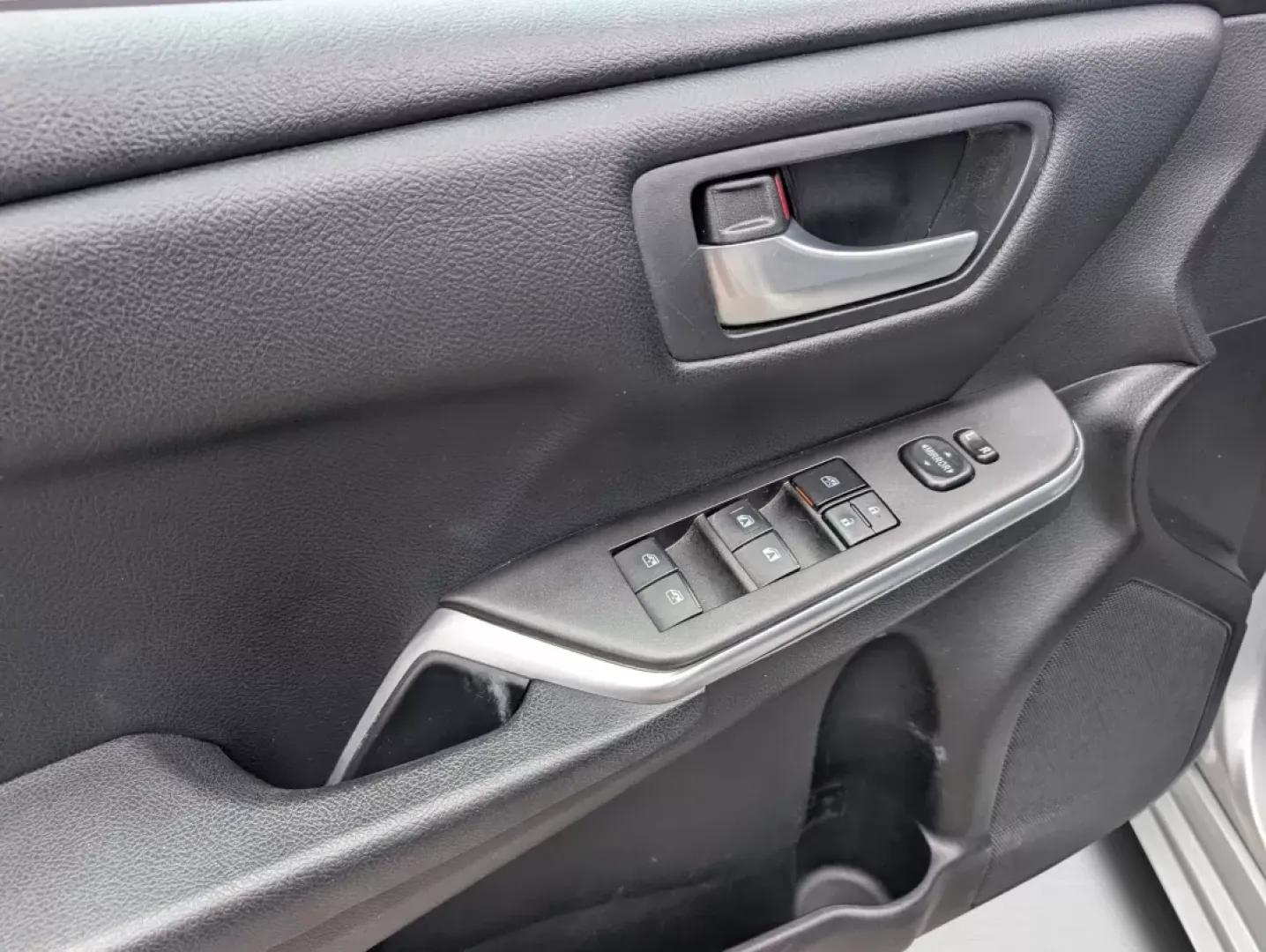 2017 Toyota Camry SE (4T1BF1FK4HU) with an Other engine, located at 1430 Gateway Drive, Opelika, AL, 36801, (334) 239-0944, 32.637871, -85.409790 - If you're looking for a reliable sedan that blends style, comfort, and efficiency, then the 2017 Toyota Camry is your perfect companion for daily commutes, family outings, and weekend adventures. This versatile vehicle is ideal for budget-conscious buyers and those seeking a dependable ride, and it' - Photo#8