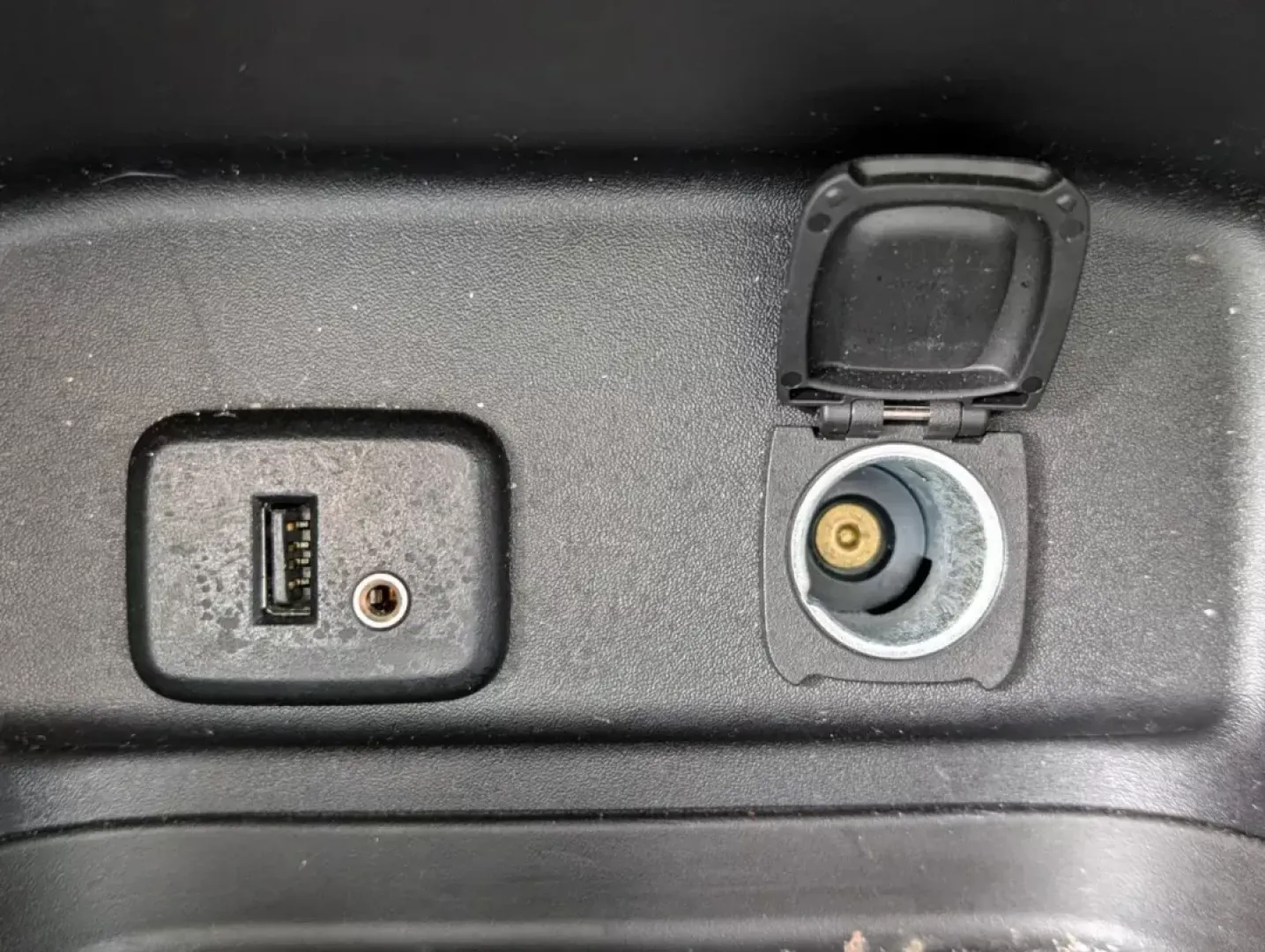 2018 /Medium Ash Gray Chevrolet Equinox LT (3GNAXSEV5JL) with an Other engine, located at 3959 U.S. 80 W, Phenix City, AL, 36870, (334) 297-4885, 32.469296, -85.135185 - Are you looking for the perfect blend of comfort, style, and versatility for your everyday adventures? Look no further! The 2018 Chevrolet Equinox LT is designed for those who seek a reliable and spacious SUV suitable for growing families and active lifestyles alike. Whether you're navigating your d - Photo#15