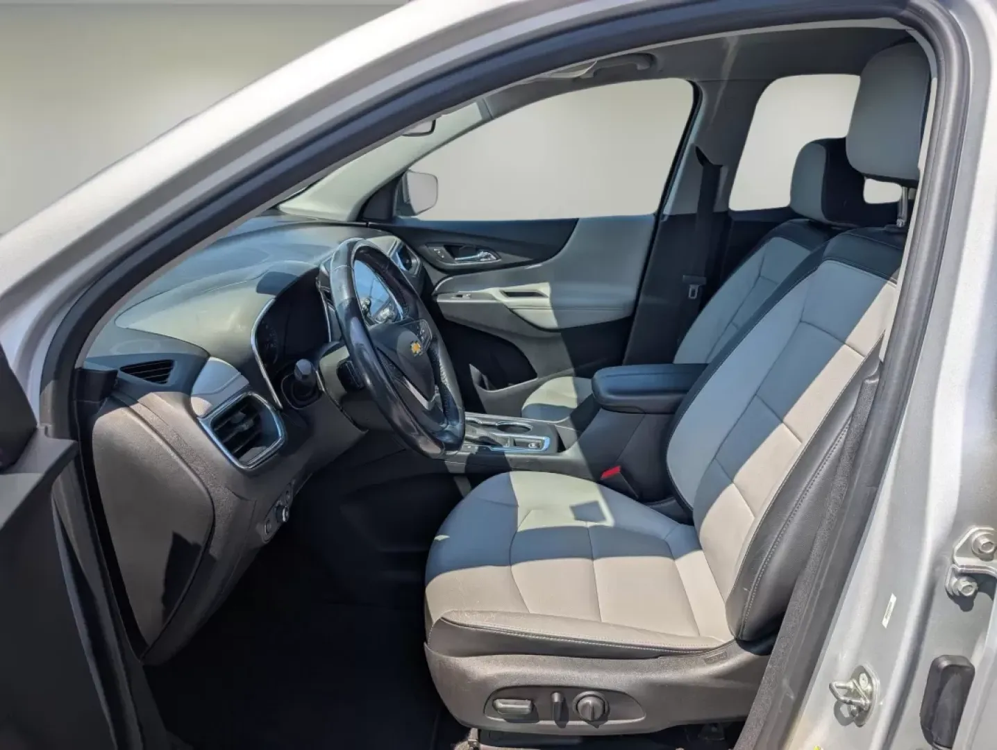 2018 /Medium Ash Gray Chevrolet Equinox Premier (2GNAXMEV4J6) with an Other engine, located at 521 Old Farm Lane Rd, Prattville, AL, 36066, (334) 325-1505, 32.482460, -86.416367 - **Unleash Your Adventurous Spirit with the 2018 Chevrolet Equinox Premier!**<br /> <br /> Are you ready for your next family vacation or weekend getaway? The 2018 Chevrolet Equinox Premier, available now at Gils Auto in Phenix City, AL, is your perfect travel companion. With its spacious interior, c - Photo#9