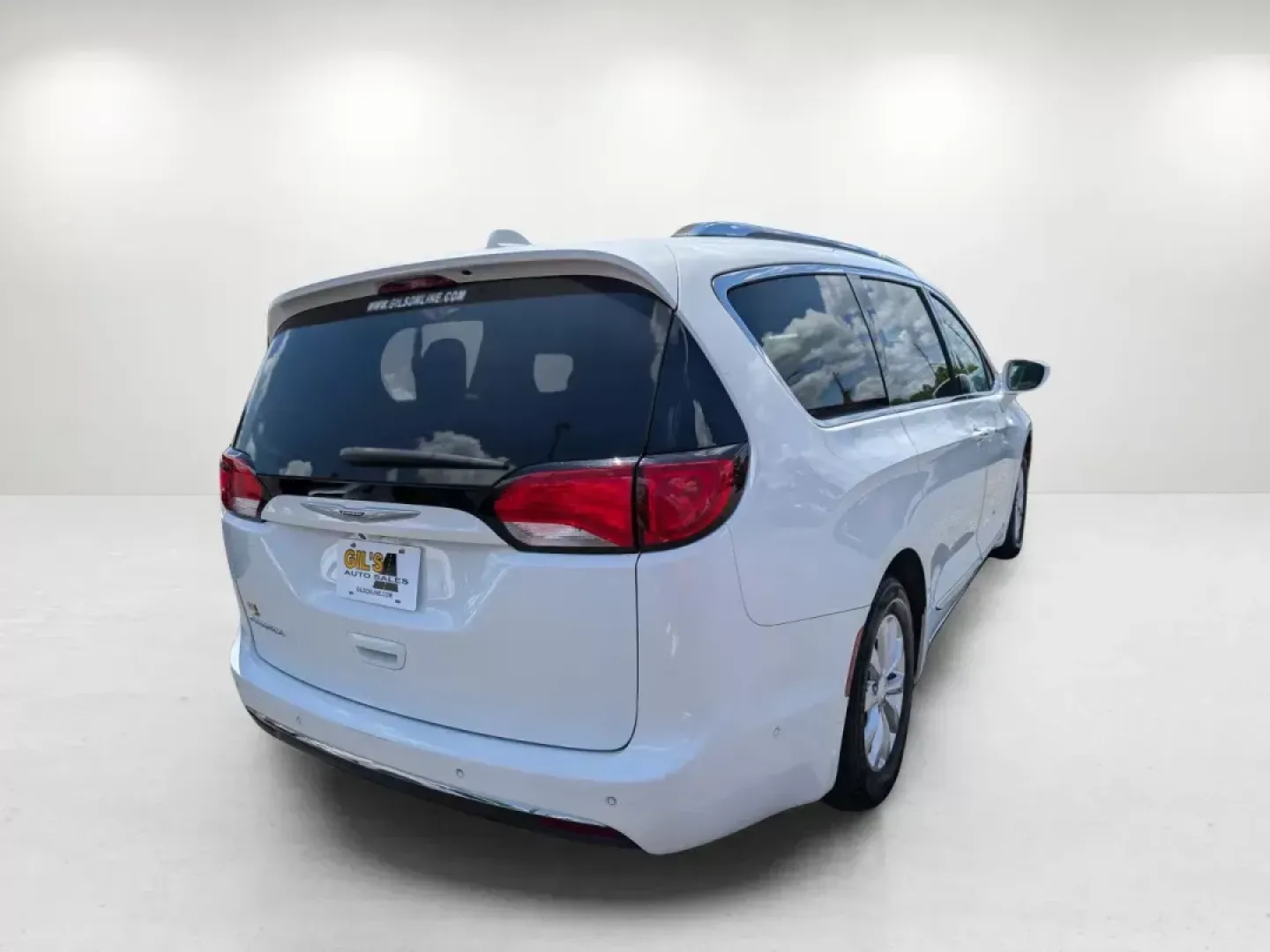 2018 /Black/Alloy Chrysler Pacifica Touring L (2C4RC1BG6JR) with an Regular Unleaded V-6 3.6 L/220 engine, 9-Speed Automatic w/OD transmission, located at 1430 Gateway Drive, Opelika, AL, 36801, (334) 239-0944, 32.637871, -85.409790 - **Experience the Ultimate Family Adventure in a 2018 Chrysler Pacifica!**<br /> <br /> Discover the ideal vehicle for family road trips and everyday adventures at Gils Auto - Opelika! Located conveniently in Opelika, AL, at 1430 Gateway Drive, our Buy Here Pay Here dealership offers guaranteed appro - Photo#4