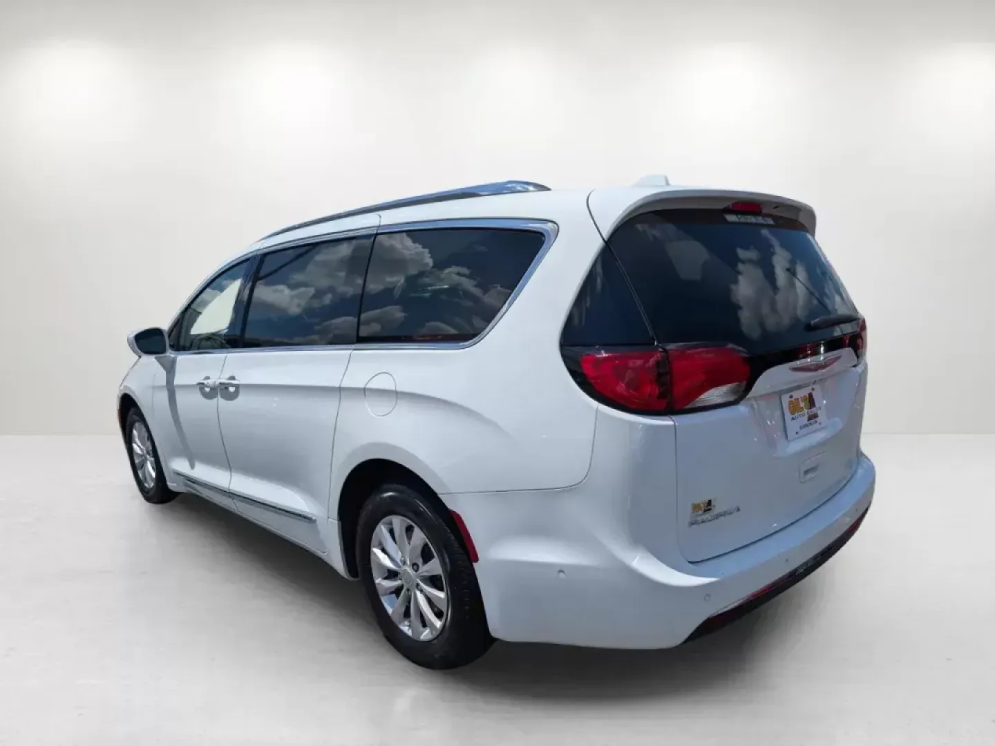2018 /Black/Alloy Chrysler Pacifica Touring L (2C4RC1BG6JR) with an Regular Unleaded V-6 3.6 L/220 engine, 9-Speed Automatic w/OD transmission, located at 1430 Gateway Drive, Opelika, AL, 36801, (334) 239-0944, 32.637871, -85.409790 - **Experience the Ultimate Family Adventure in a 2018 Chrysler Pacifica!**<br /> <br /> Discover the ideal vehicle for family road trips and everyday adventures at Gils Auto - Opelika! Located conveniently in Opelika, AL, at 1430 Gateway Drive, our Buy Here Pay Here dealership offers guaranteed appro - Photo#6