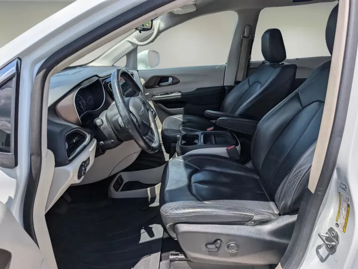 2018 /Black/Alloy Chrysler Pacifica Touring L (2C4RC1BG6JR) with an Regular Unleaded V-6 3.6 L/220 engine, 9-Speed Automatic w/OD transmission, located at 1430 Gateway Drive, Opelika, AL, 36801, (334) 239-0944, 32.637871, -85.409790 - **Experience the Ultimate Family Adventure in a 2018 Chrysler Pacifica!**<br /> <br /> Discover the ideal vehicle for family road trips and everyday adventures at Gils Auto - Opelika! Located conveniently in Opelika, AL, at 1430 Gateway Drive, our Buy Here Pay Here dealership offers guaranteed appro - Photo#9
