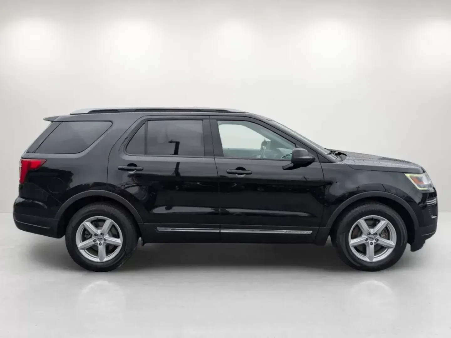 2018 Ford Explorer XLT (1FM5K7D83JG) with an Regular Unleaded V-6 3.5 L/213 engine, 6-Speed Automatic w/OD transmission, located at 7000 Northlake Connector, Columbus, GA, 31904, (706) 987-8085, 32.524975, -84.978134 - **Adventure Awaits with the 2018 Ford Explorer XLT: Your Family's Next SUV!**<br /> <br /> Are you ready to elevate your family adventures or daily commutes? The 2018 Ford Explorer XLT is the perfect fit for those seeking a reliable and spacious SUV that combines comfort, technology, and versatility - Photo#4