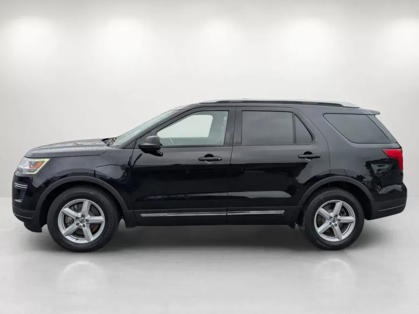 2018 Ford Explorer XLT (1FM5K7D83JG) with an Regular Unleaded V-6 3.5 L/213 engine, 6-Speed Automatic w/OD transmission, located at 7000 Northlake Connector, Columbus, GA, 31904, (706) 987-8085, 32.524975, -84.978134 - **Adventure Awaits with the 2018 Ford Explorer XLT: Your Family's Next SUV!**<br /> <br /> Are you ready to elevate your family adventures or daily commutes? The 2018 Ford Explorer XLT is the perfect fit for those seeking a reliable and spacious SUV that combines comfort, technology, and versatility - Photo#8
