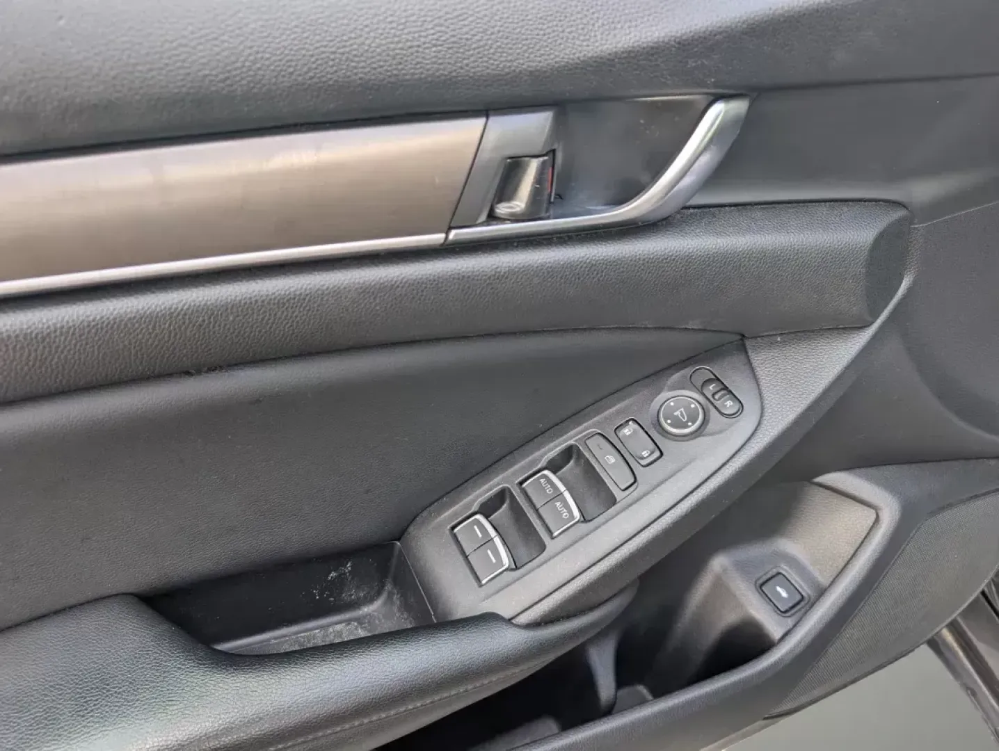 2018 Honda Accord Sedan LX 1.5T (1HGCV1F1XJA) with an Intercooled Turbo Regular Unleaded I-4 1.5 L/91 engine, 1-Speed CVT w/OD transmission, located at 3959 U.S. 80 W, Phenix City, AL, 36870, (334) 297-4885, 32.469296, -85.135185 - **Discover the Perfect Blend of Comfort and Efficiency with the 2018 Honda Accord Sedan LX 1.5T** <br /> <br /> Are you ready to elevate your driving experience? Whether you're commuting to work in Phenix City or heading out for a weekend adventure, the 2018 Honda Accord Sedan LX 1.5T is designed to - Photo#9