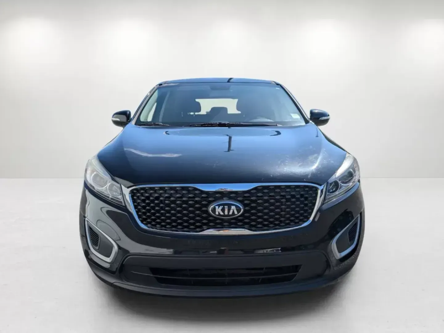 2018 /Satin Black Kia Sorento L (5XYPG4A38JG) with an Regular Unleaded I-4 2.4 L/144 engine, 6-Speed Automatic w/OD transmission, located at 1430 Gateway Drive, Opelika, AL, 36801, (334) 239-0944, 32.637871, -85.409790 - Looking for the perfect vehicle to elevate your family adventures or enhance your daily commute? Look no further! The 2018 Kia Sorento L, available now at Gils Auto in Opelika, AL, is designed with comfort, versatility, and safety in mind. Whether you're navigating the urban streets of Opelika or he - Photo#1