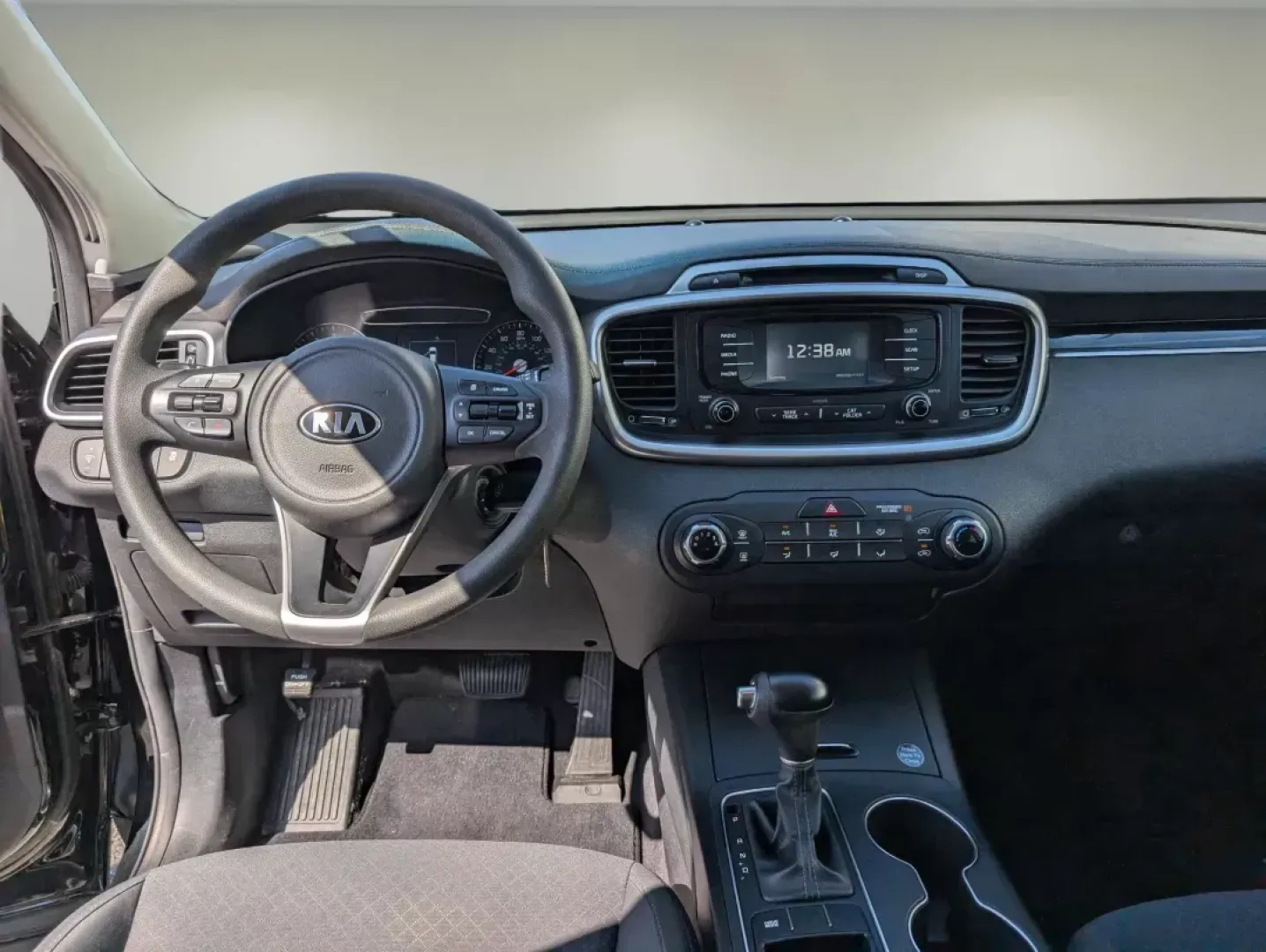 2018 /Satin Black Kia Sorento L (5XYPG4A38JG) with an Regular Unleaded I-4 2.4 L/144 engine, 6-Speed Automatic w/OD transmission, located at 1430 Gateway Drive, Opelika, AL, 36801, (334) 239-0944, 32.637871, -85.409790 - Looking for the perfect vehicle to elevate your family adventures or enhance your daily commute? Look no further! The 2018 Kia Sorento L, available now at Gils Auto in Opelika, AL, is designed with comfort, versatility, and safety in mind. Whether you're navigating the urban streets of Opelika or he - Photo#11