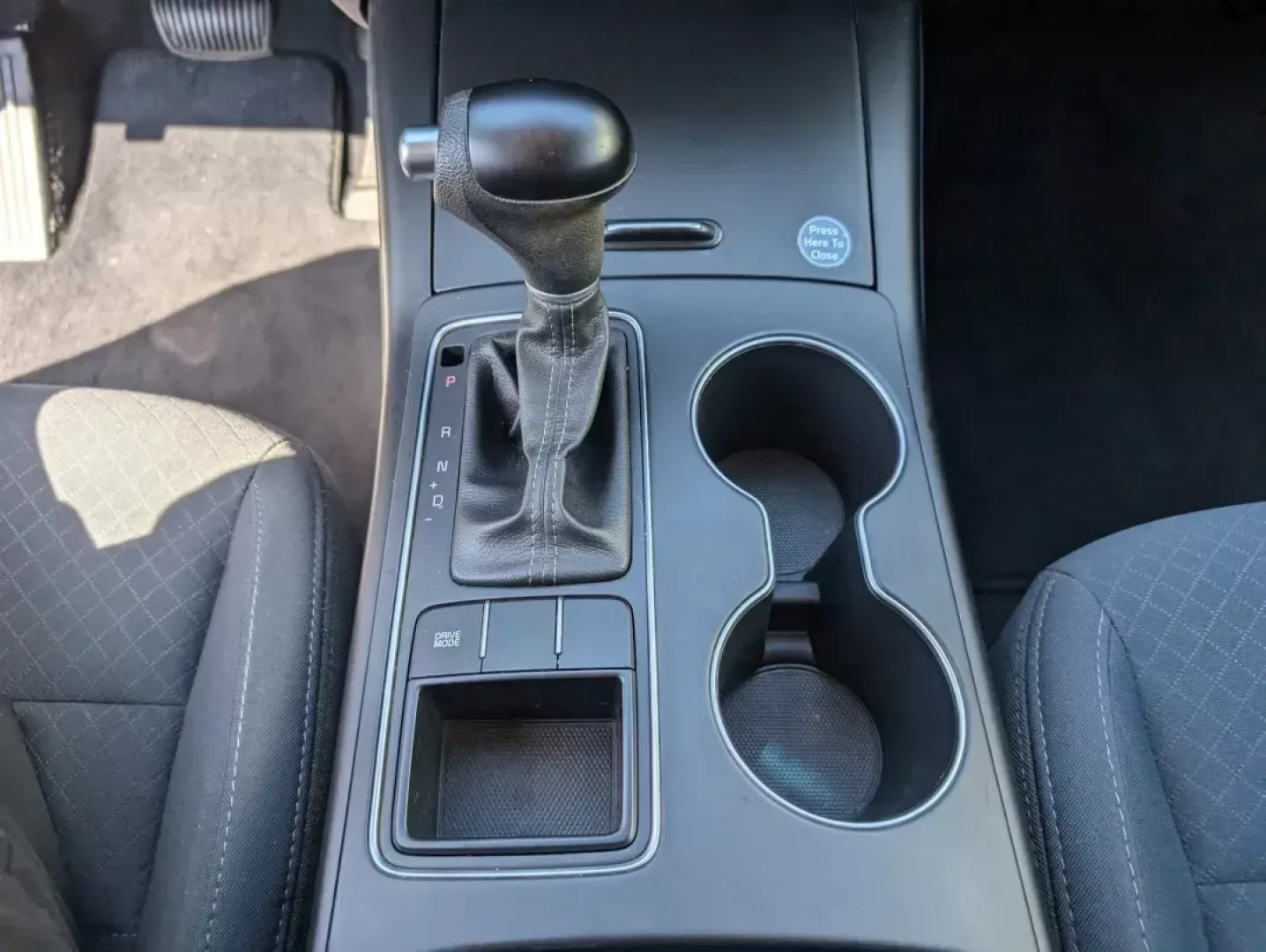 2018 /Satin Black Kia Sorento L (5XYPG4A38JG) with an Regular Unleaded I-4 2.4 L/144 engine, 6-Speed Automatic w/OD transmission, located at 1430 Gateway Drive, Opelika, AL, 36801, (334) 239-0944, 32.637871, -85.409790 - Looking for the perfect vehicle to elevate your family adventures or enhance your daily commute? Look no further! The 2018 Kia Sorento L, available now at Gils Auto in Opelika, AL, is designed with comfort, versatility, and safety in mind. Whether you're navigating the urban streets of Opelika or he - Photo#13