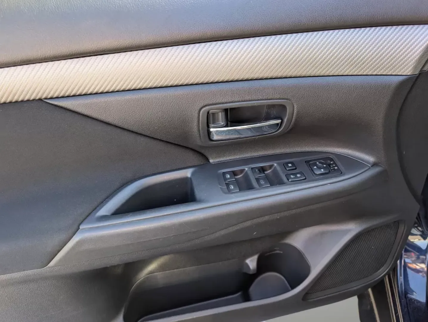 2018 Mitsubishi Outlander ES (JA4AD2A33JZ) with an Other engine, located at 1430 Gateway Drive, Opelika, AL, 36801, (334) 239-0944, 32.637871, -85.409790 - Are you ready for your next adventure? Look no further than this striking 2018 Mitsubishi Outlander ES, perfect for families on the go, weekend warriors, or anyone seeking a versatile and reliable SUV. With its spacious interior and advanced tech features, the Outlander is designed to enhance your l - Photo#8