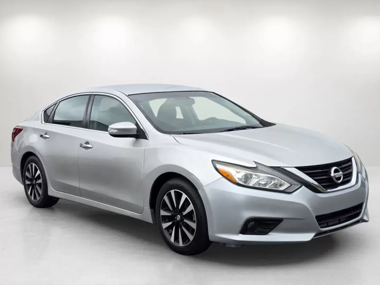 2018 /Charcoal Nissan Altima 2.5 SL (1N4AL3AP4JC) with an Other engine, located at 1430 Gateway Drive, Opelika, AL, 36801, (334) 239-0944, 32.637871, -85.409790 - ### Discover the 2018 Nissan Altima 2.5 SL Your Perfect Commuter Companion!<br /> <br /> Are you searching for a reliable vehicle that seamlessly fits into your busy lifestyle? Look no further than this stunning 2018 Nissan Altima 2.5 SL, now available at Gils Auto in Phenix City, AL! This sedan is - Photo#2