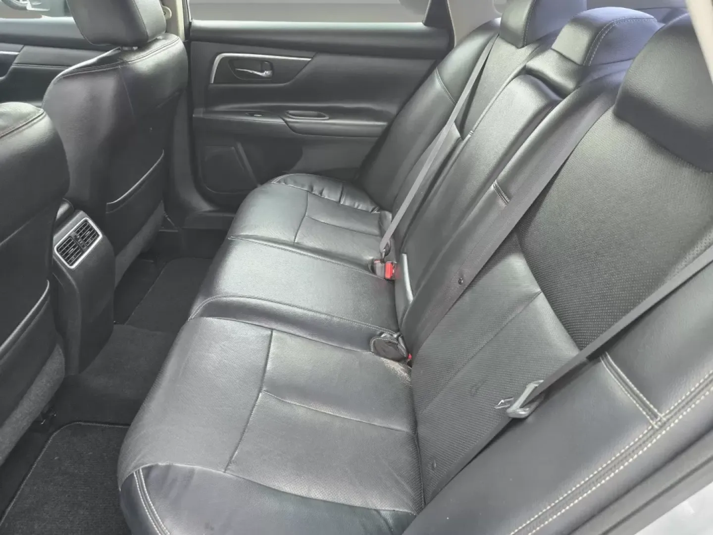 2018 /Charcoal Nissan Altima 2.5 SL (1N4AL3AP4JC) with an Other engine, located at 1430 Gateway Drive, Opelika, AL, 36801, (334) 239-0944, 32.637871, -85.409790 - ### Discover the 2018 Nissan Altima 2.5 SL Your Perfect Commuter Companion!<br /> <br /> Are you searching for a reliable vehicle that seamlessly fits into your busy lifestyle? Look no further than this stunning 2018 Nissan Altima 2.5 SL, now available at Gils Auto in Phenix City, AL! This sedan is - Photo#12