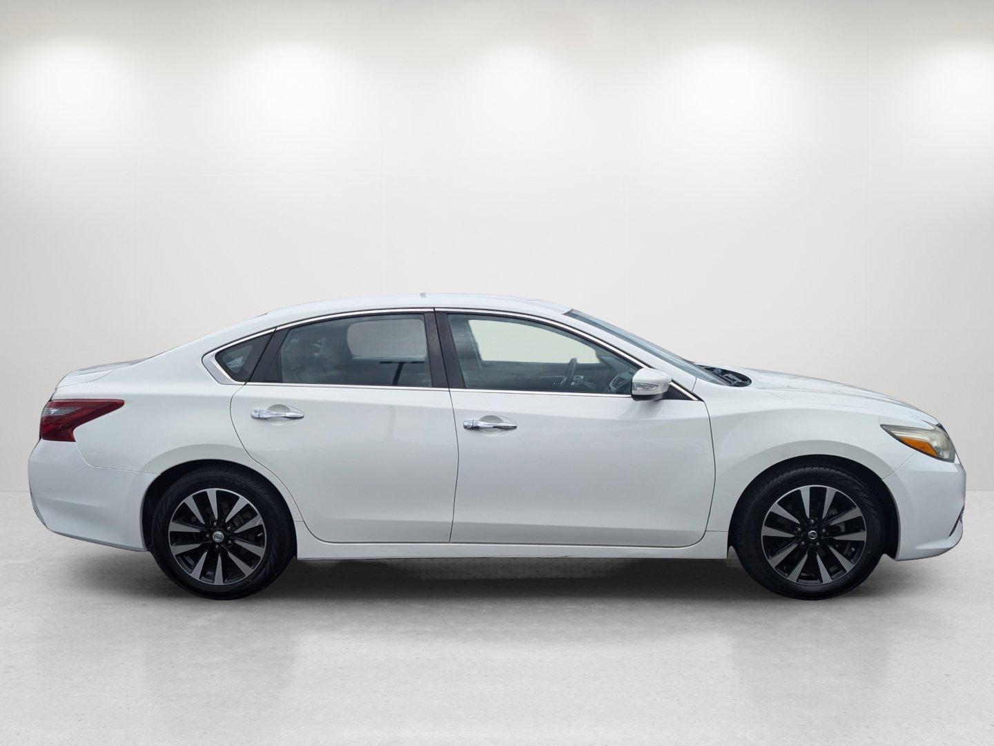 2018 /Charcoal Nissan Altima 2.5 SL (1N4AL3AP2JC) with an Regular Unleaded I-4 2.5 L/152 engine, 1-Speed CVT w/OD transmission, located at 7000 Northlake Connector, Columbus, GA, 31904, (706) 987-8085, 32.524975, -84.978134 - 2018 Nissan Altima 2.5 SL - Photo#3
