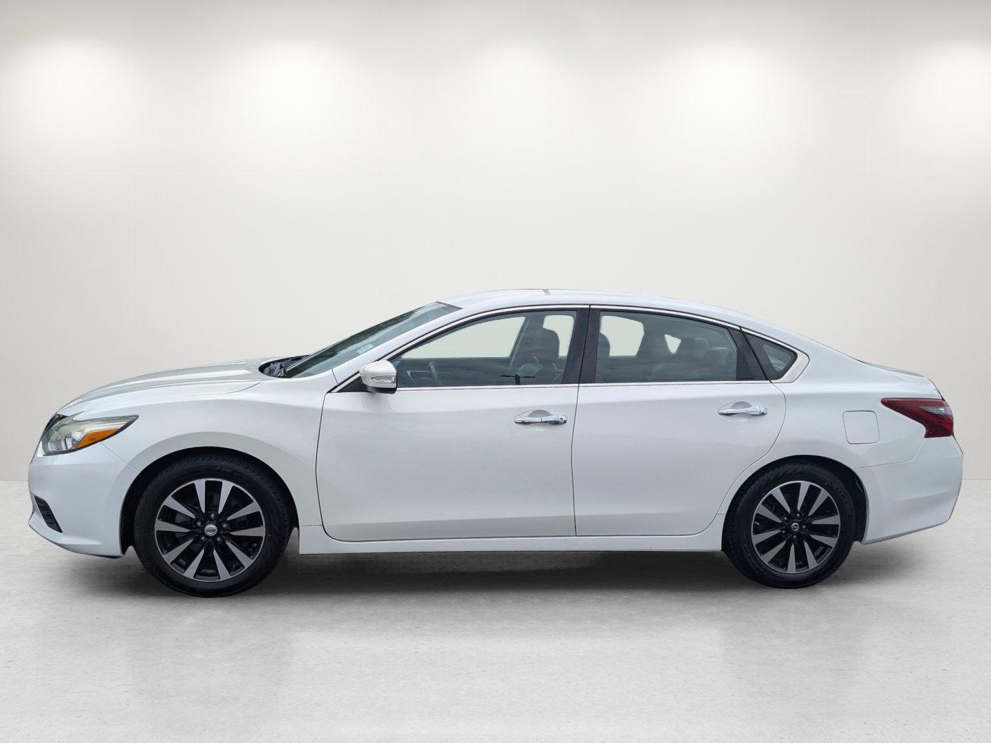 2018 /Charcoal Nissan Altima 2.5 SL (1N4AL3AP2JC) with an Regular Unleaded I-4 2.5 L/152 engine, 1-Speed CVT w/OD transmission, located at 7000 Northlake Connector, Columbus, GA, 31904, (706) 987-8085, 32.524975, -84.978134 - 2018 Nissan Altima 2.5 SL - Photo#7