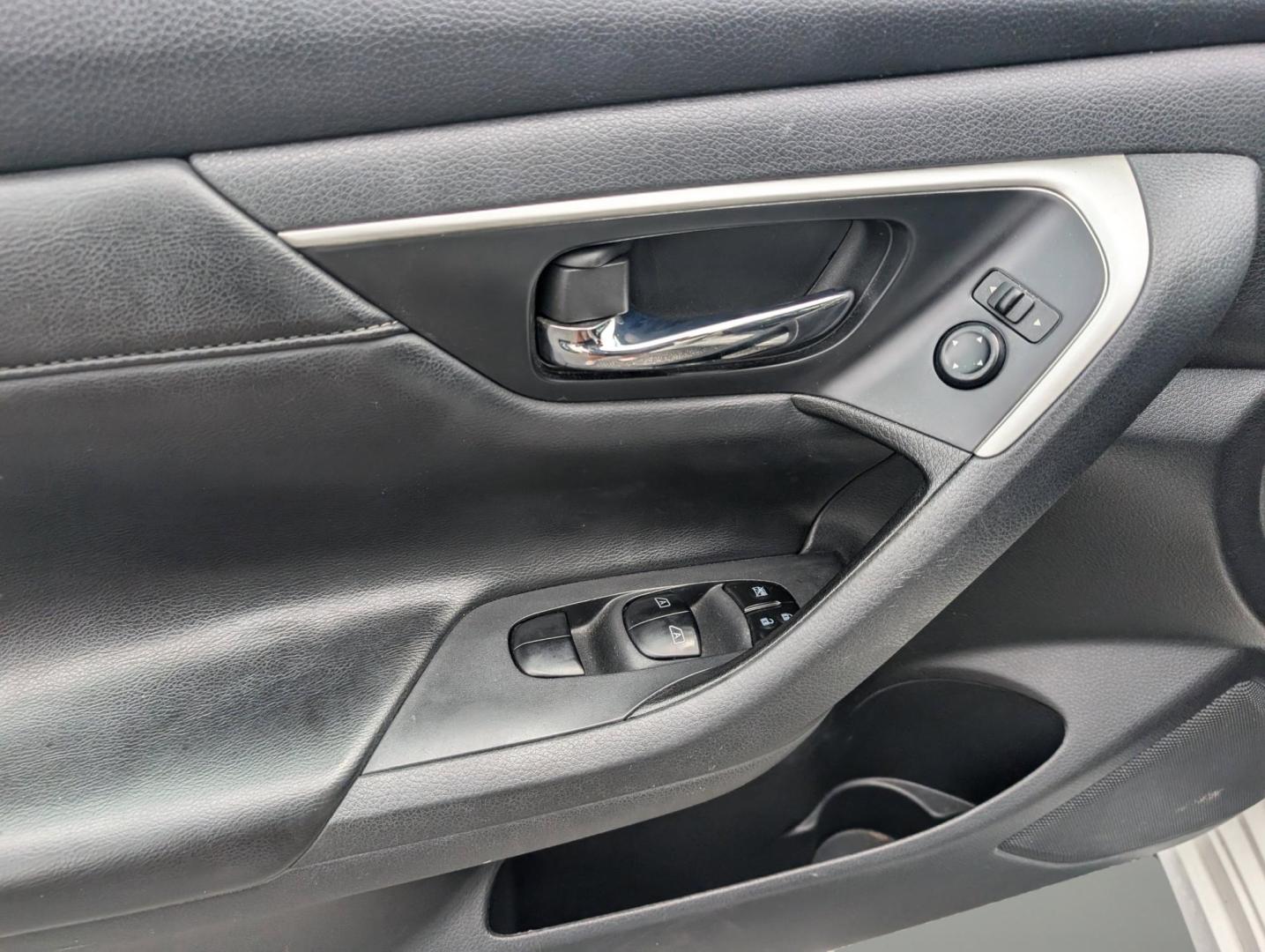 2018 /Charcoal Nissan Altima 2.5 SL (1N4AL3AP2JC) with an Regular Unleaded I-4 2.5 L/152 engine, 1-Speed CVT w/OD transmission, located at 7000 Northlake Connector, Columbus, GA, 31904, (706) 987-8085, 32.524975, -84.978134 - 2018 Nissan Altima 2.5 SL - Photo#8