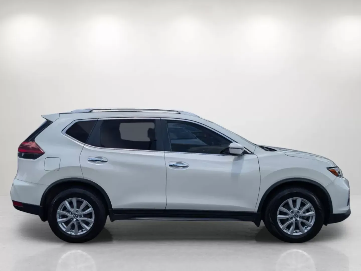 2018 /Charcoal Nissan Rogue SV (JN8AT2MT7JW) with an Other engine, located at 3959 U.S. 80 W, Phenix City, AL, 36870, (334) 297-4885, 32.469296, -85.135185 - **Discover Your Next Adventure with the 2018 Nissan Rogue SV at Gils Auto!**<br /> <br /> Are you ready to elevate your lifestyle with a vehicle that marries versatility and comfort? The 2018 Nissan Rogue SV is the perfect companion for growing families, weekend adventurers, and budget-conscious buy - Photo#4