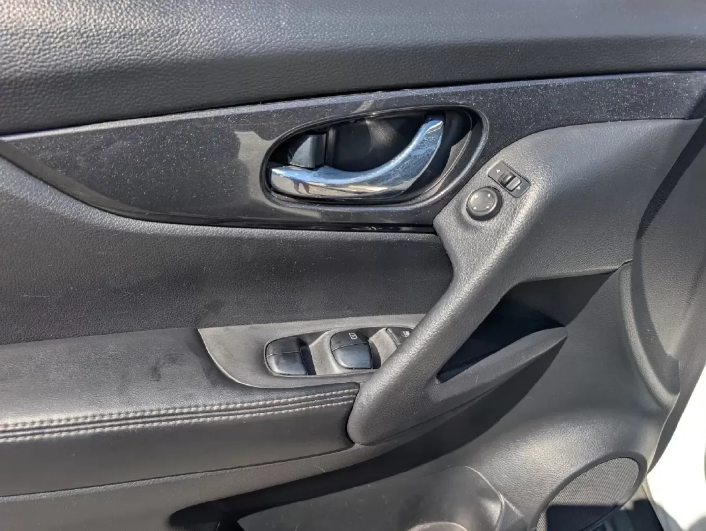 2018 /Charcoal Nissan Rogue S (JN8AT2MV9JW) with an Other engine, located at 1430 Gateway Drive, Opelika, AL, 36801, (334) 239-0944, 32.637871, -85.409790 - Are you ready to elevate your driving experience? Whether you're a busy parent juggling school runs, a commuter venturing through the hustle of daily traffic, or an adventure-seeker looking for the next weekend getaway, the 2018 Nissan Rogue S is the perfect companion. With ample space and versatile - Photo#8