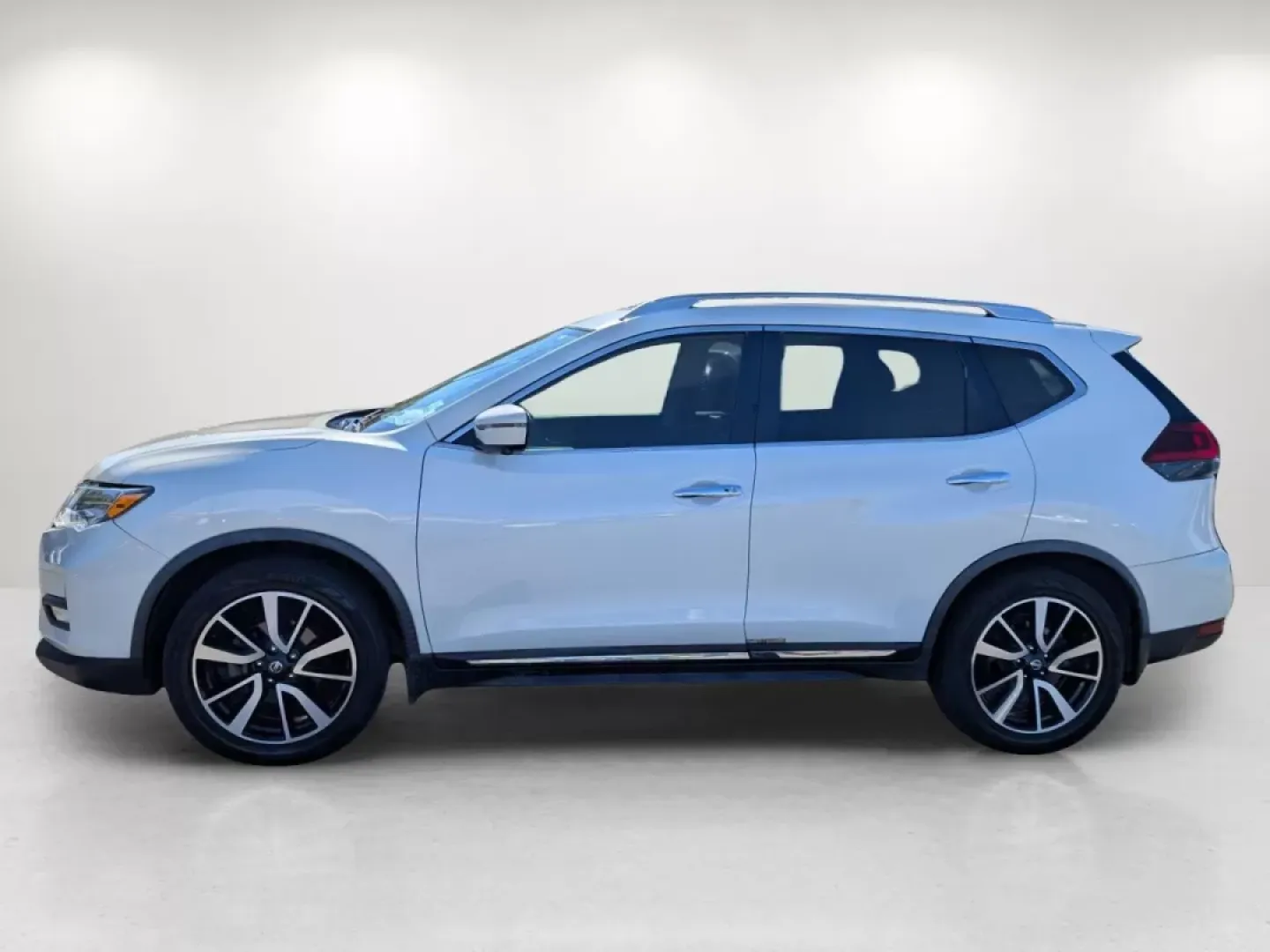 2018 /Platinum Nissan Rogue SL (JN8AT2MTXJW) with an Other engine, located at 1430 Gateway Drive, Opelika, AL, 36801, (334) 239-0944, 32.637871, -85.409790 - **Discover Your Next Adventure with the 2018 Nissan Rogue SL at Gils Auto!**<br /> <br /> Are you ready to elevate your daily commute or embark on weekend adventures with friends and family? Look no further than this stunning 2018 Nissan Rogue SL, available now at Gils Auto, your premier Buy Here Pa - Photo#7