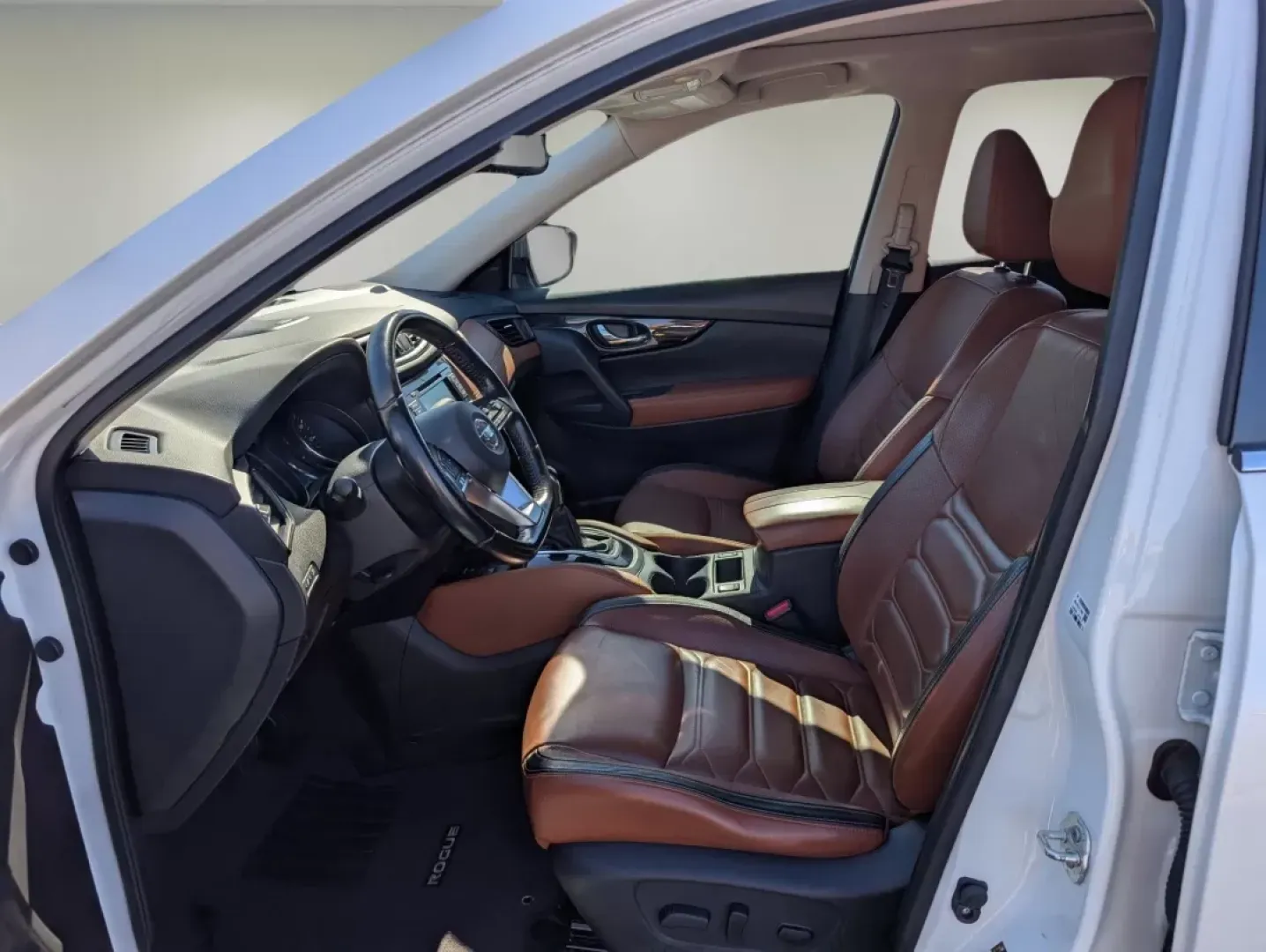 2018 /Platinum Nissan Rogue SL (JN8AT2MTXJW) with an Other engine, located at 1430 Gateway Drive, Opelika, AL, 36801, (334) 239-0944, 32.637871, -85.409790 - **Discover Your Next Adventure with the 2018 Nissan Rogue SL at Gils Auto!**<br /> <br /> Are you ready to elevate your daily commute or embark on weekend adventures with friends and family? Look no further than this stunning 2018 Nissan Rogue SL, available now at Gils Auto, your premier Buy Here Pa - Photo#8