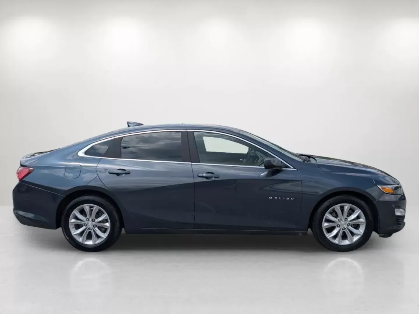 2019 /Jet Black Chevrolet Malibu LT (1G1ZD5ST1KF) with an Other engine, located at 1430 Gateway Drive, Opelika, AL, 36801, (334) 239-0944, 32.637871, -85.409790 - **Explore the Open Road with the 2019 Chevrolet Malibu LT: Your Ideal Family Sedan**<br /> <br /> Looking for the perfect blend of comfort, technology, and fuel efficiency for your daily commute or family outings? Look no further than the stunning 2019 Chevrolet Malibu LT, available now at Gils Auto - Photo#3