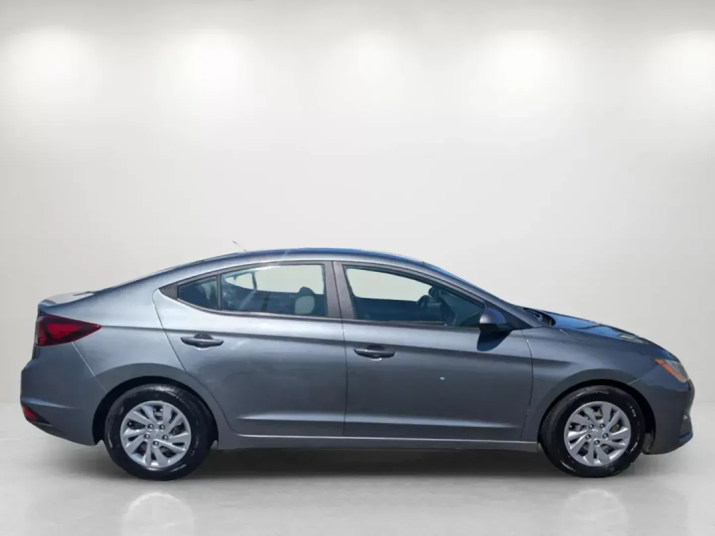 2019 /Gray Hyundai Elantra SE (KMHD74LF1KU) with an Regular Unleaded I-4 2.0 L/122 engine, 6-Speed Automatic w/OD transmission, located at 521 Old Farm Lane Rd, Prattville, AL, 36066, (334) 325-1505, 32.482460, -86.416367 - 2019 Hyundai Elantra SE - Photo#5