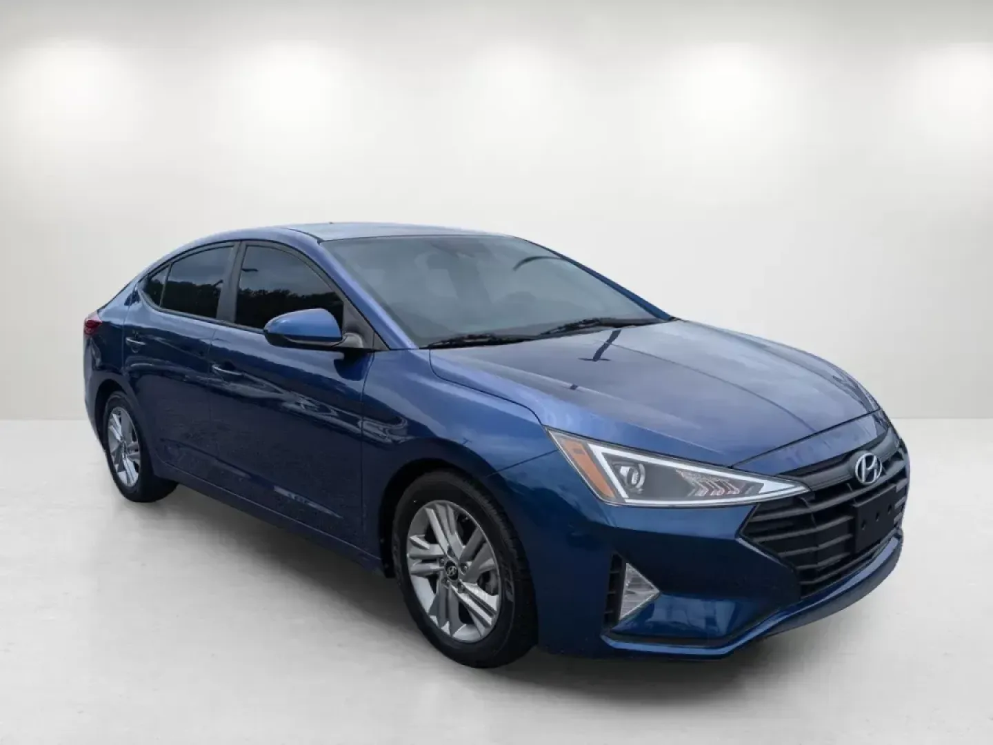 2019 /Gray Hyundai Elantra SEL (5NPD84LF6KH) with an Regular Unleaded I-4 2.0 L/122 engine, 6-Speed Automatic w/OD transmission, located at 1430 Gateway Drive, Opelika, AL, 36801, (334) 239-0944, 32.637871, -85.409790 - **Explore the Open Road with the 2019 Hyundai Elantra SEL at Gils Auto - Opelika!**<br /> <br /> Are you ready for your next adventure? Whether you're commuting to work, running errands around Opelika, or planning a spontaneous weekend getaway, the 2019 Hyundai Elantra SEL is the perfect companion. - Photo#2