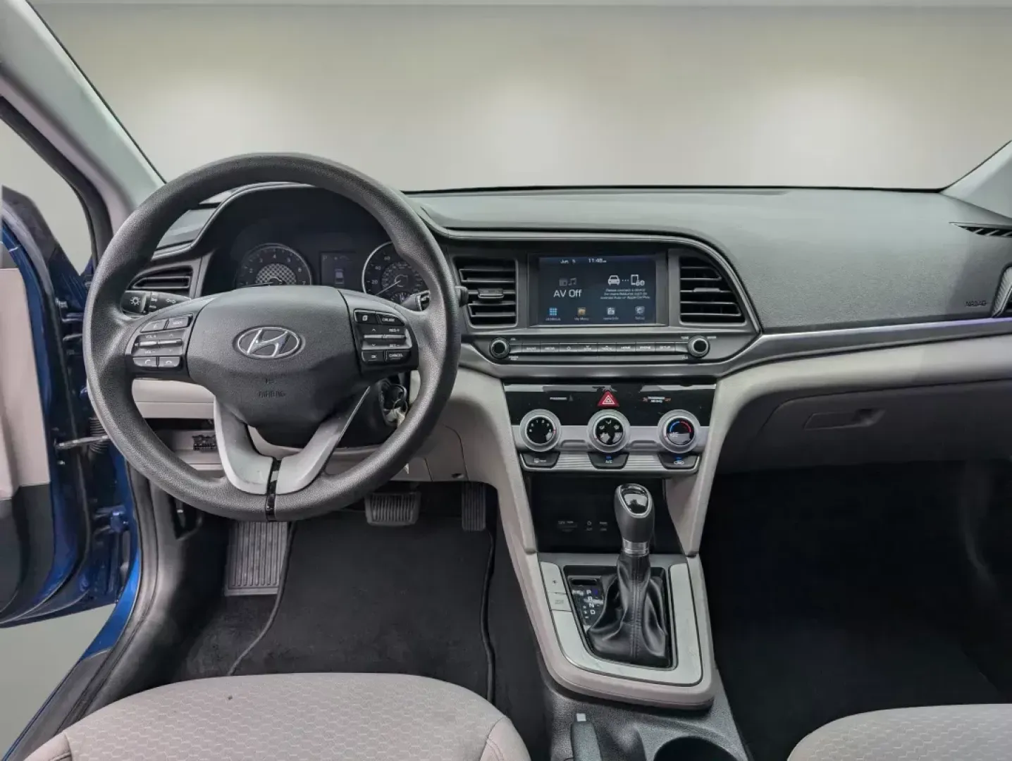 2019 /Gray Hyundai Elantra SEL (5NPD84LF6KH) with an Regular Unleaded I-4 2.0 L/122 engine, 6-Speed Automatic w/OD transmission, located at 1430 Gateway Drive, Opelika, AL, 36801, (334) 239-0944, 32.637871, -85.409790 - **Explore the Open Road with the 2019 Hyundai Elantra SEL at Gils Auto - Opelika!**<br /> <br /> Are you ready for your next adventure? Whether you're commuting to work, running errands around Opelika, or planning a spontaneous weekend getaway, the 2019 Hyundai Elantra SEL is the perfect companion. - Photo#11