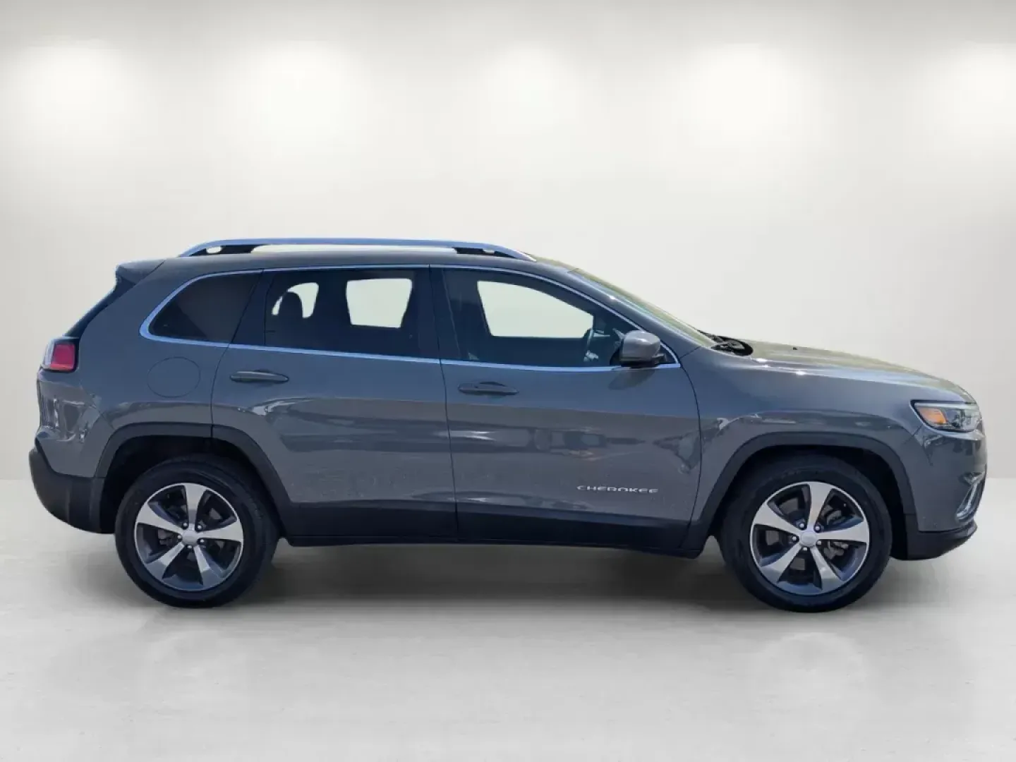 2019 /Black Jeep Cherokee Limited (1C4PJLDB2KD) with an Regular Unleaded I-4 2.4 L/144 engine, 9-Speed Automatic w/OD transmission, located at 5115 14th Ave., Columbus, GA, 31904, (706) 323-0345, 32.511494, -84.971046 - **Explore Your Next Adventure with the 2019 Jeep Cherokee Limited at Gils Auto - Columbus!**<br /> <br /> Are you ready to embrace a lifestyle of adventure and exploration? Whether you're a growing family seeking a reliable vehicle for school runs, a commuter tackling the daily grind, or a weekend w - Photo#4