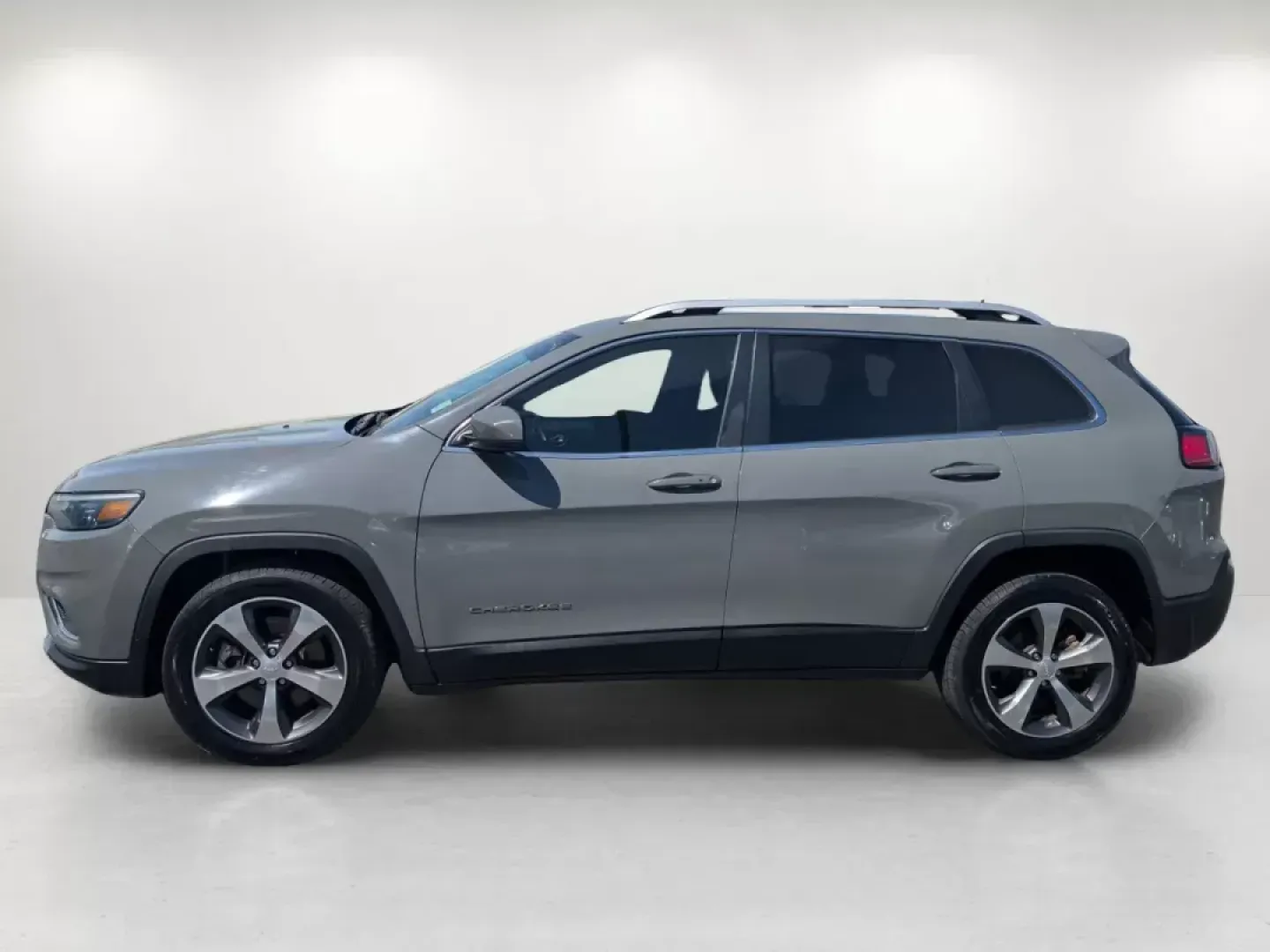 2019 /Black Jeep Cherokee Limited (1C4PJLDB2KD) with an Regular Unleaded I-4 2.4 L/144 engine, 9-Speed Automatic w/OD transmission, located at 5115 14th Ave., Columbus, GA, 31904, (706) 323-0345, 32.511494, -84.971046 - **Explore Your Next Adventure with the 2019 Jeep Cherokee Limited at Gils Auto - Columbus!**<br /> <br /> Are you ready to embrace a lifestyle of adventure and exploration? Whether you're a growing family seeking a reliable vehicle for school runs, a commuter tackling the daily grind, or a weekend w - Photo#8