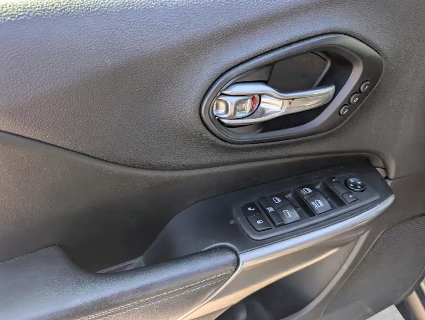 2019 /Black Jeep Cherokee Limited (1C4PJLDB2KD) with an Regular Unleaded I-4 2.4 L/144 engine, 9-Speed Automatic w/OD transmission, located at 5115 14th Ave., Columbus, GA, 31904, (706) 323-0345, 32.511494, -84.971046 - **Explore Your Next Adventure with the 2019 Jeep Cherokee Limited at Gils Auto - Columbus!**<br /> <br /> Are you ready to embrace a lifestyle of adventure and exploration? Whether you're a growing family seeking a reliable vehicle for school runs, a commuter tackling the daily grind, or a weekend w - Photo#9