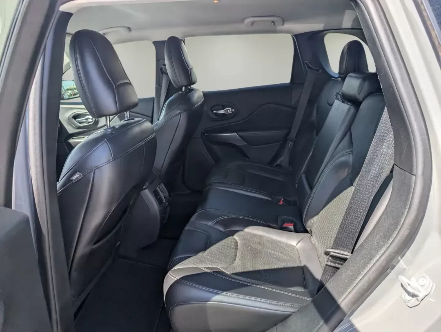 2019 /Black Jeep Cherokee Limited (1C4PJLDB2KD) with an Regular Unleaded I-4 2.4 L/144 engine, 9-Speed Automatic w/OD transmission, located at 5115 14th Ave., Columbus, GA, 31904, (706) 323-0345, 32.511494, -84.971046 - **Explore Your Next Adventure with the 2019 Jeep Cherokee Limited at Gils Auto - Columbus!**<br /> <br /> Are you ready to embrace a lifestyle of adventure and exploration? Whether you're a growing family seeking a reliable vehicle for school runs, a commuter tackling the daily grind, or a weekend w - Photo#11