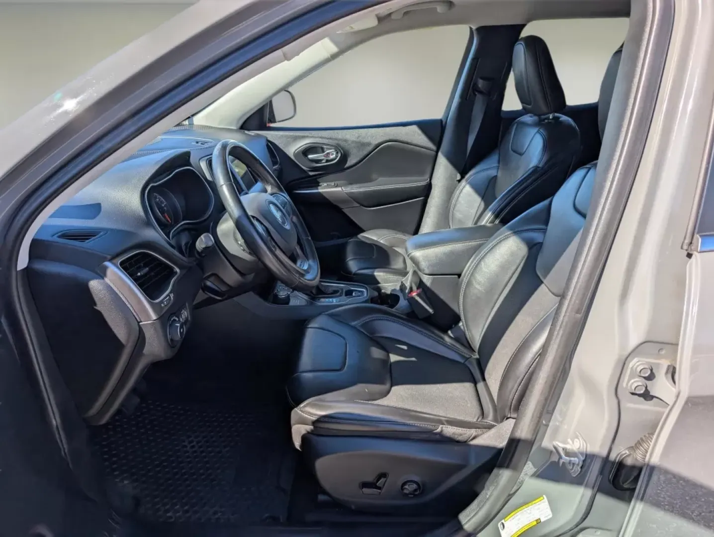 2019 /Black Jeep Cherokee Latitude Plus (1C4PJMLX5KD) with an Other engine, located at 3959 U.S. 80 W, Phenix City, AL, 36870, (334) 297-4885, 32.469296, -85.135185 - Discover the perfect blend of style, functionality, and performance that the 2019 Jeep Cherokee Latitude Plus brings to your life! Whether you're seeking reliable transportation for your growing family or planning thrilling weekend adventures, this versatile crossover is designed to meet all your ne - Photo#10