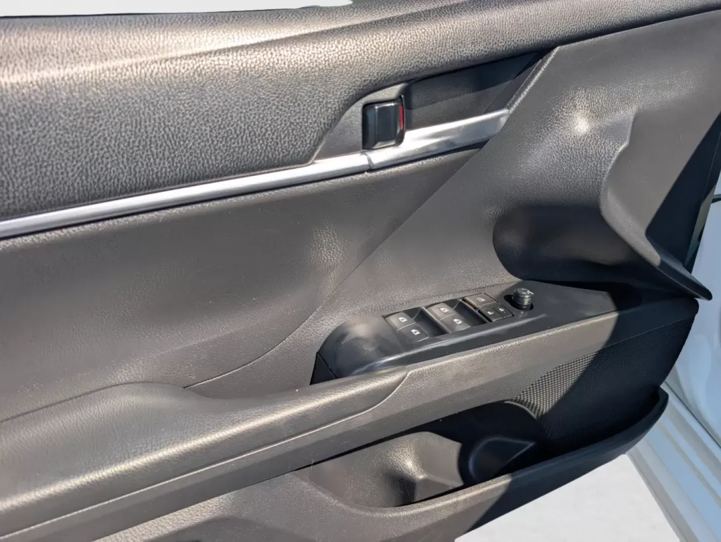 2019 Toyota Camry SE (4T1B11HK5KU) with an Other engine, located at 3959 U.S. 80 W, Phenix City, AL, 36870, (334) 297-4885, 32.469296, -85.135185 - If you're seeking a reliable sedan that effortlessly blends style, performance, and cutting-edge technology, look no further than this 2019 Toyota Camry SE available at Gils Auto in Phenix City, AL. This vehicle isn't just a mode of transportation; it's a lifestyle choice that caters to commuters, g - Photo#8