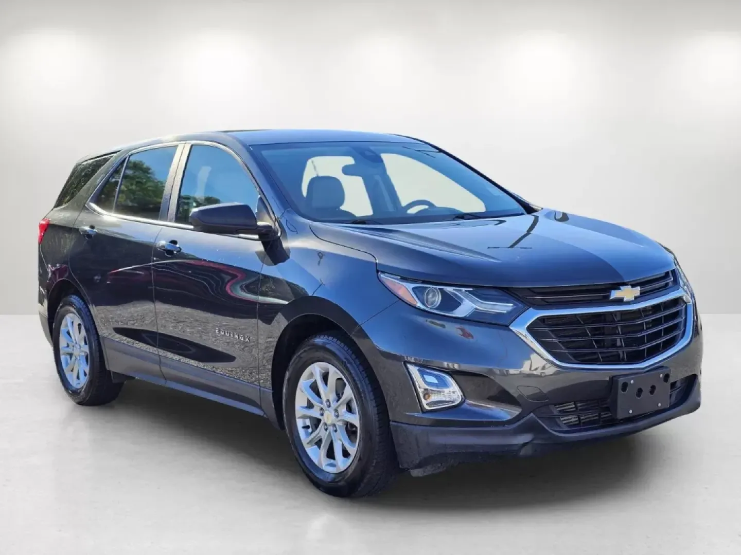 2020 /Medium Ash Gray Chevrolet Equinox LS (2GNAXHEV0L6) with an Other engine, located at 1430 Gateway Drive, Opelika, AL, 36801, (334) 239-0944, 32.637871, -85.409790 - **Discover Your Adventurous Side with the 2020 Chevrolet Equinox LS at Gils Auto!** <br /> <br /> If you're searching for a reliable vehicle that can enhance your lifestyle-whether you're a busy professional commuting through Phenix City or a growing family embarking on weekend adventures-the 2020 C - Photo#3