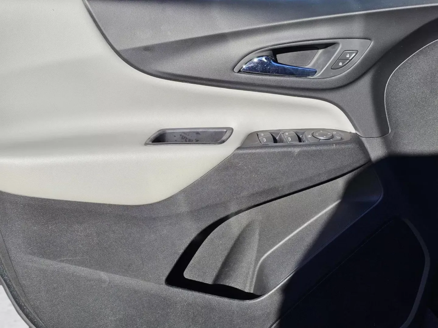 2020 /Medium Ash Gray Chevrolet Equinox LS (2GNAXHEV0L6) with an Other engine, located at 1430 Gateway Drive, Opelika, AL, 36801, (334) 239-0944, 32.637871, -85.409790 - **Discover Your Adventurous Side with the 2020 Chevrolet Equinox LS at Gils Auto!** <br /> <br /> If you're searching for a reliable vehicle that can enhance your lifestyle-whether you're a busy professional commuting through Phenix City or a growing family embarking on weekend adventures-the 2020 C - Photo#9