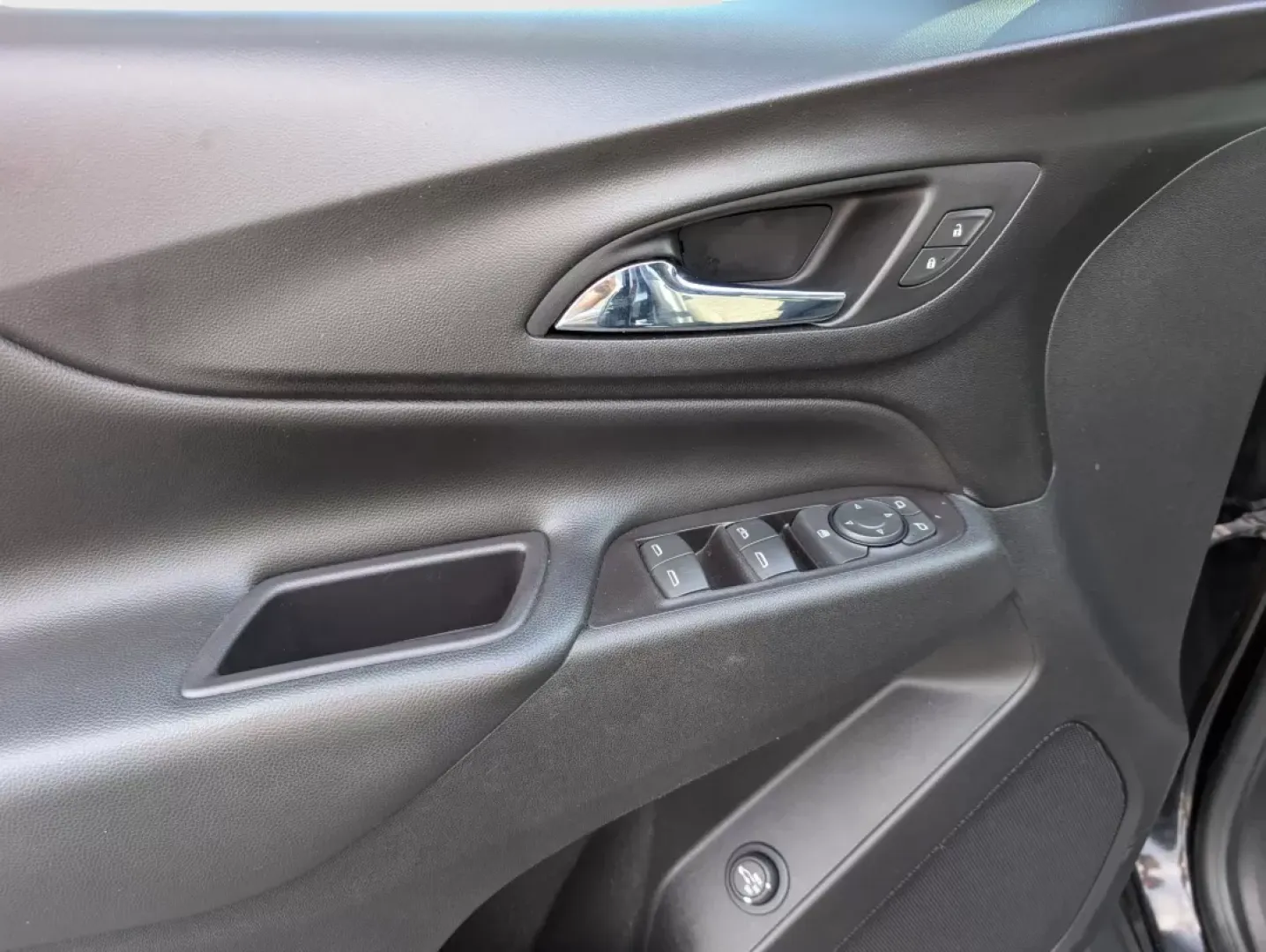 2020 /Jet Black Chevrolet Equinox LT (2GNAXKEV7L6) with an Other engine, located at 3959 U.S. 80 W, Phenix City, AL, 36870, (334) 297-4885, 32.469296, -85.135185 - Are you ready to elevate your driving experience? Imagine yourself and your family embarking on weekend adventures or navigating daily commutes in style and comfort. With the 2020 Chevrolet Equinox LT, you can do just that! This versatile SUV is perfect for growing families, budget-conscious buyers, - Photo#8