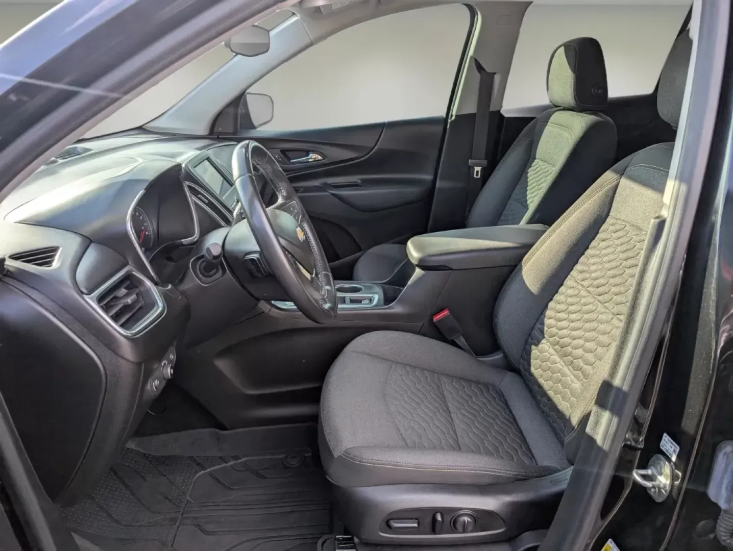 2020 /Jet Black Chevrolet Equinox LT (2GNAXKEV7L6) with an Other engine, located at 3959 U.S. 80 W, Phenix City, AL, 36870, (334) 297-4885, 32.469296, -85.135185 - Are you ready to elevate your driving experience? Imagine yourself and your family embarking on weekend adventures or navigating daily commutes in style and comfort. With the 2020 Chevrolet Equinox LT, you can do just that! This versatile SUV is perfect for growing families, budget-conscious buyers, - Photo#9