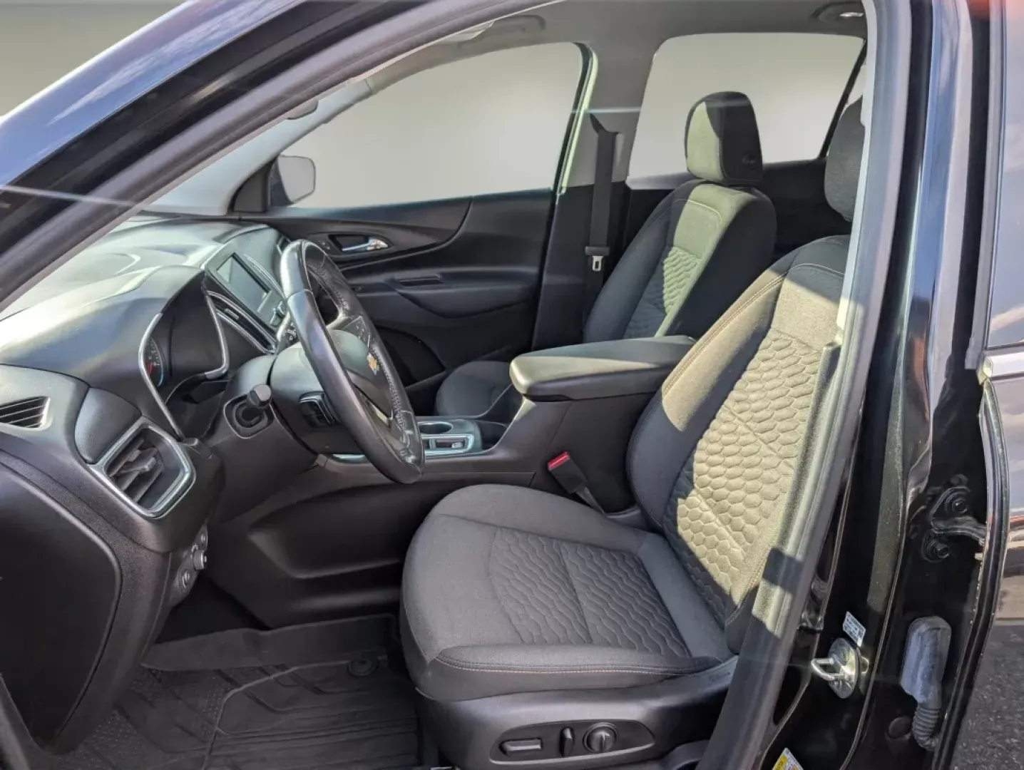 2020 /Jet Black Chevrolet Equinox LT (2GNAXKEV7L6) with an Other engine, located at 3959 U.S. 80 W, Phenix City, AL, 36870, (334) 297-4885, 32.469296, -85.135185 - Are you ready to elevate your driving experience? Imagine yourself and your family embarking on weekend adventures or navigating daily commutes in style and comfort. With the 2020 Chevrolet Equinox LT, you can do just that! This versatile SUV is perfect for growing families, budget-conscious buyers, - Photo#10